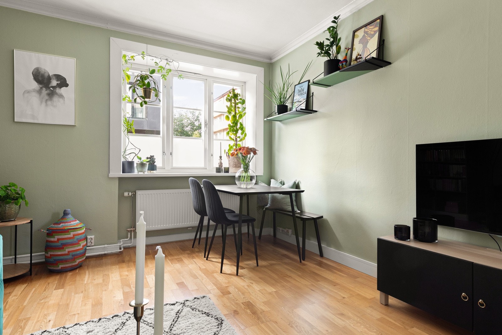 Her er det plass til å innrede med sofaseksjon, mediemøblement, spisestue og lesekrok. Her er det god plass til å invitere gjester til sosiale sammenkomster. Galleribilde