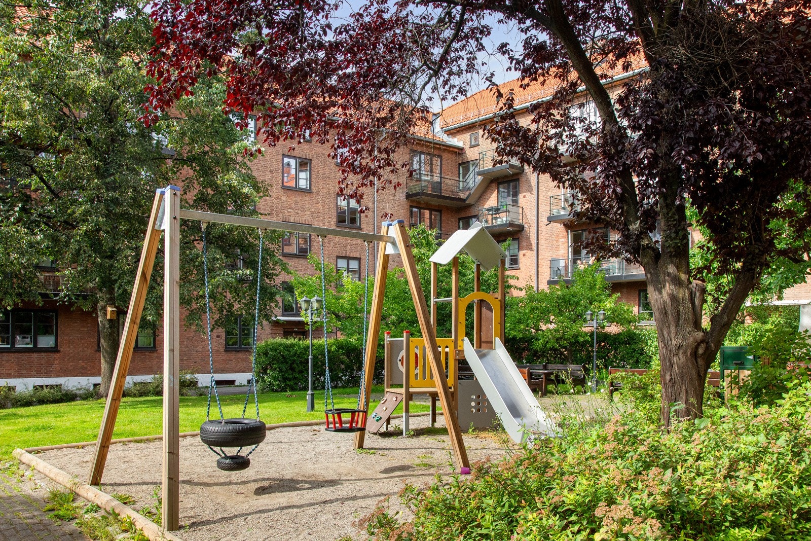 Felles lekeplass for de minste beboerne. Galleribilde