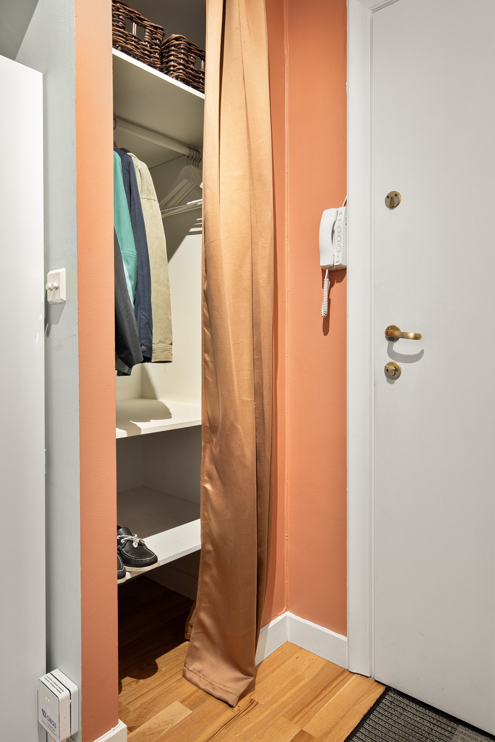 Praktisk, dyp nisje for ytterligere oppbevaring. Videre disponeres en kjellerbod på ca. 3 m² og loftsbod på ca. 5 m² i gulvareal. Galleribilde