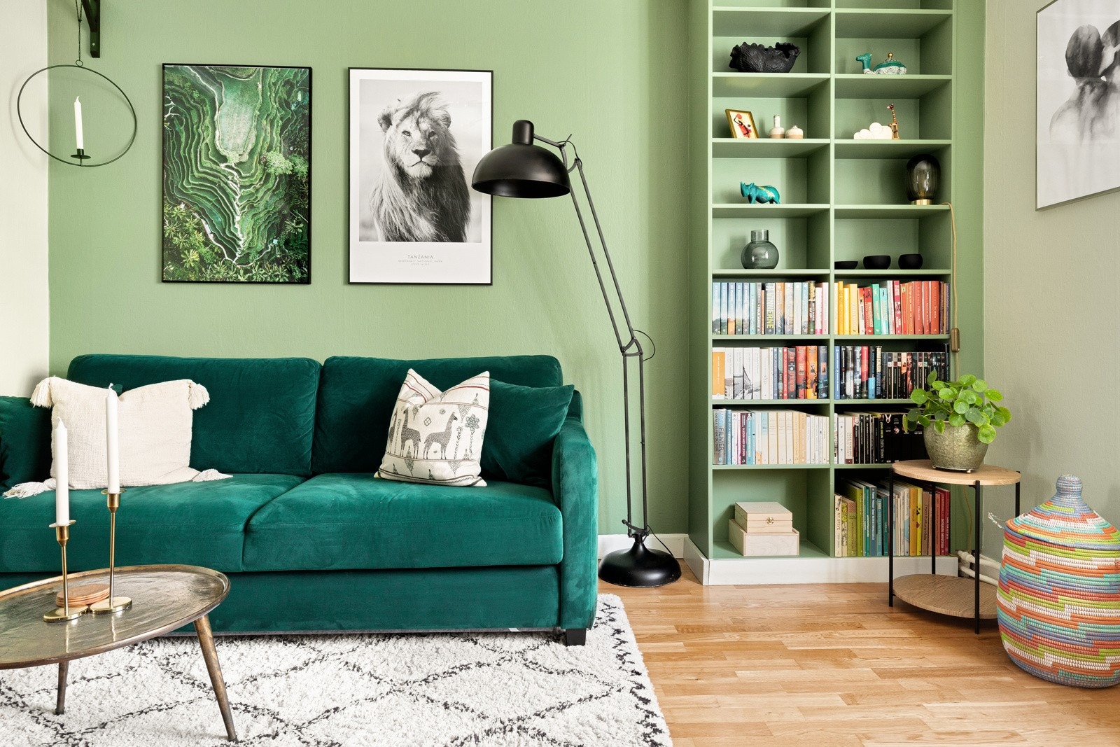 Stuen har flott og dekorativ plassbygget hylle hvor man kan fylle med bøker, bilder og annet ønskelig. Galleribilde