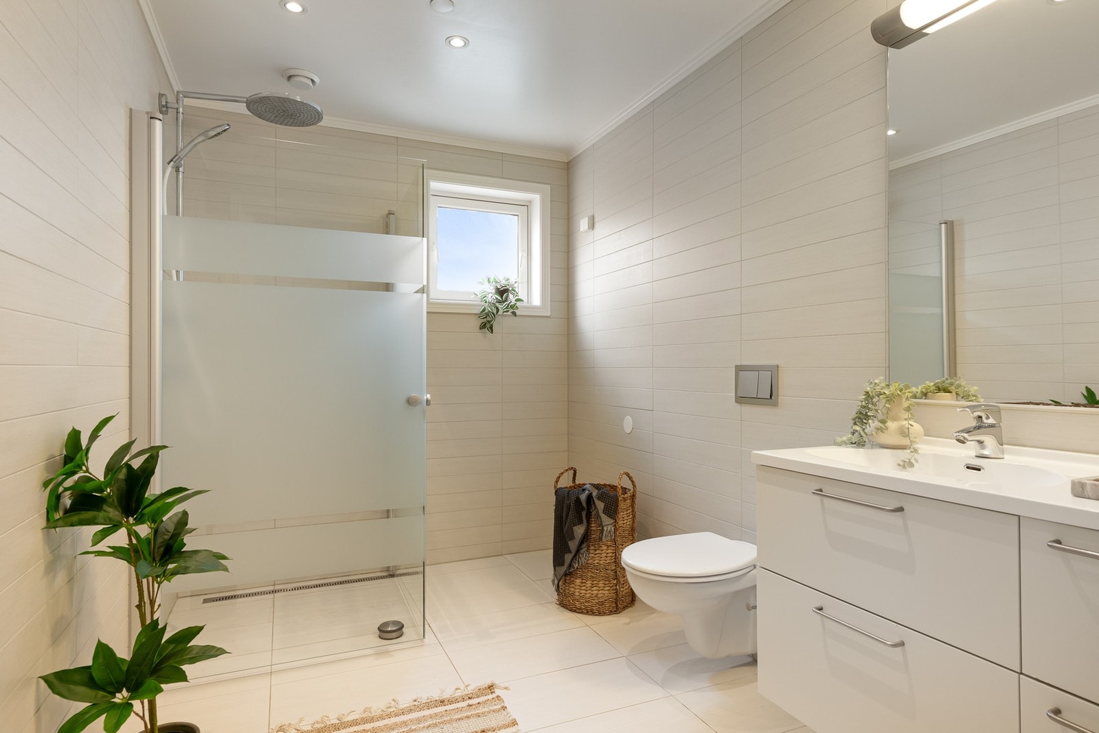 Pent bad med downlights i himling og vannbåren gulvvarme Galleribilde