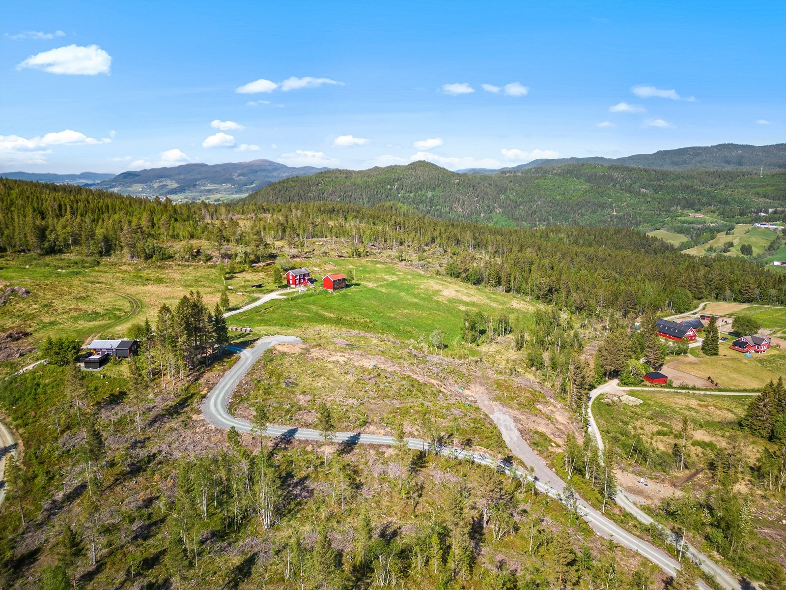 Fra tomtene har man storslått sørvendt utsikt utover den flotte naturen! Ta kontakt med megler! Galleribilde
