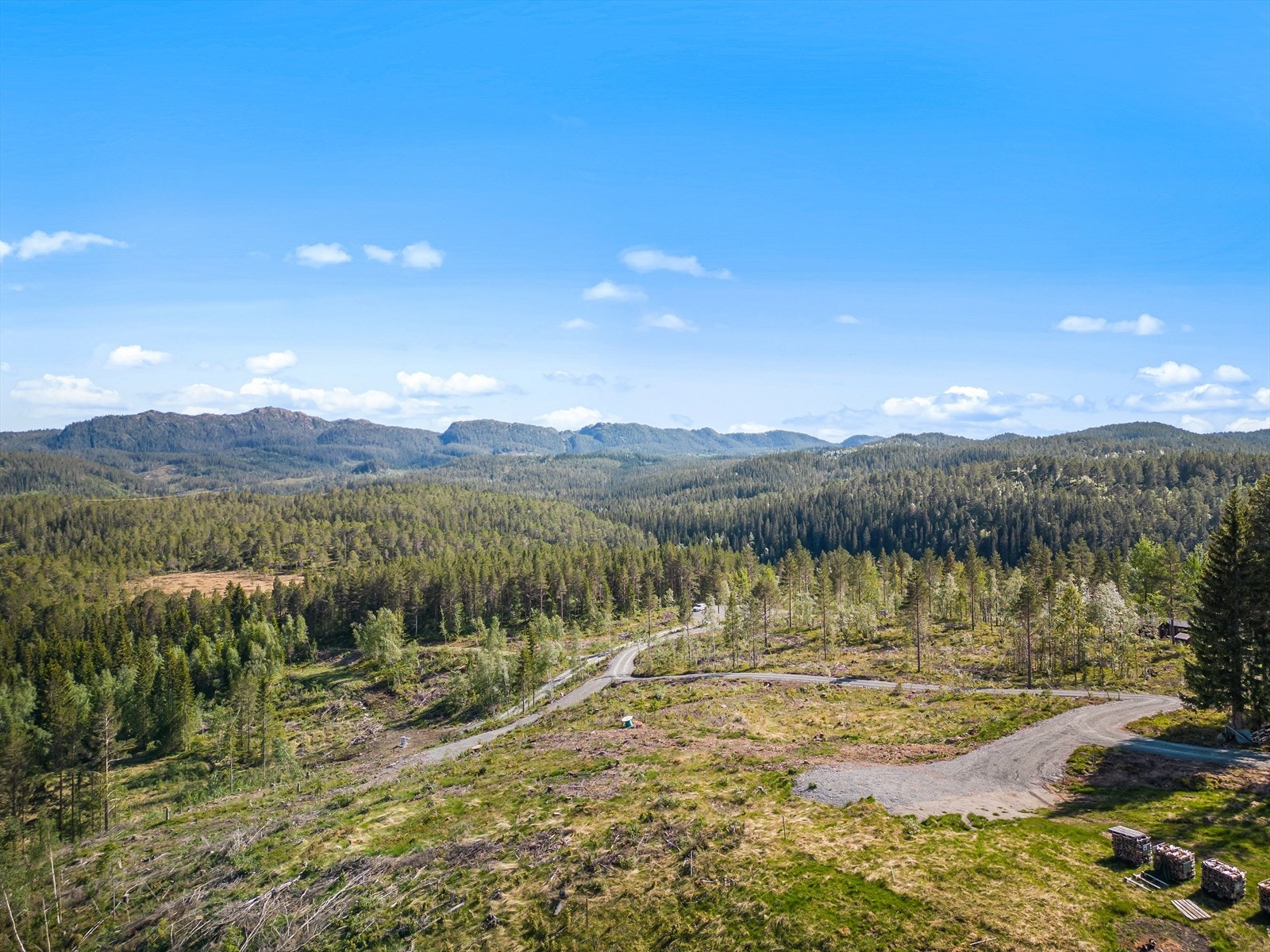 Disse boligtomtene ligger på omtrent 250 meter over havet, og her kan friluftsdrømmen nytes fra egen eiendom. Galleribilde