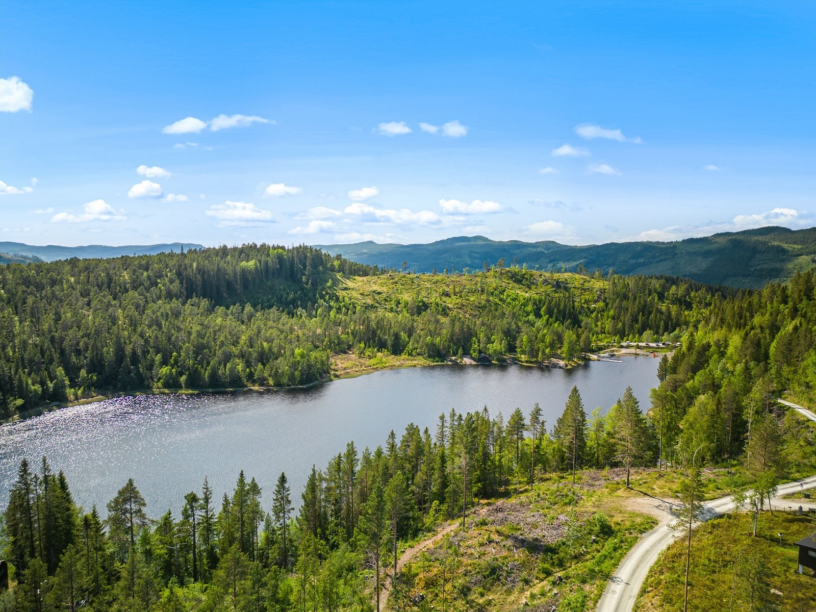 Ved boligtomtene er det kort vei til Storvatnet som har sandstrand, flytebrygge og flotte bademuligheter om sommeren. Galleribilde