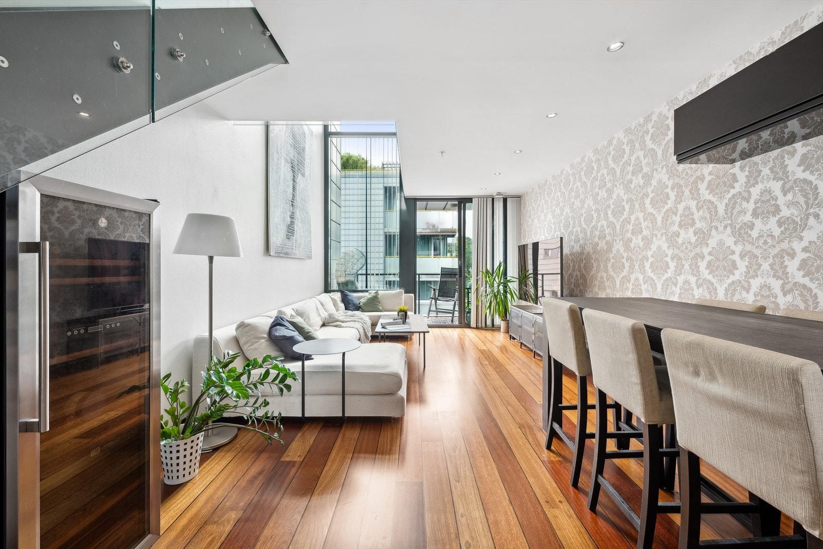 Særegen toppleilighet over to plan med lyse overflater og en praktisk planløsning. Her har du muligheten til å sikre deg en sentrumsnær beliggenhet med kort avstand til de fleste fasiliteter du trenger for trivsel. Galleribilde