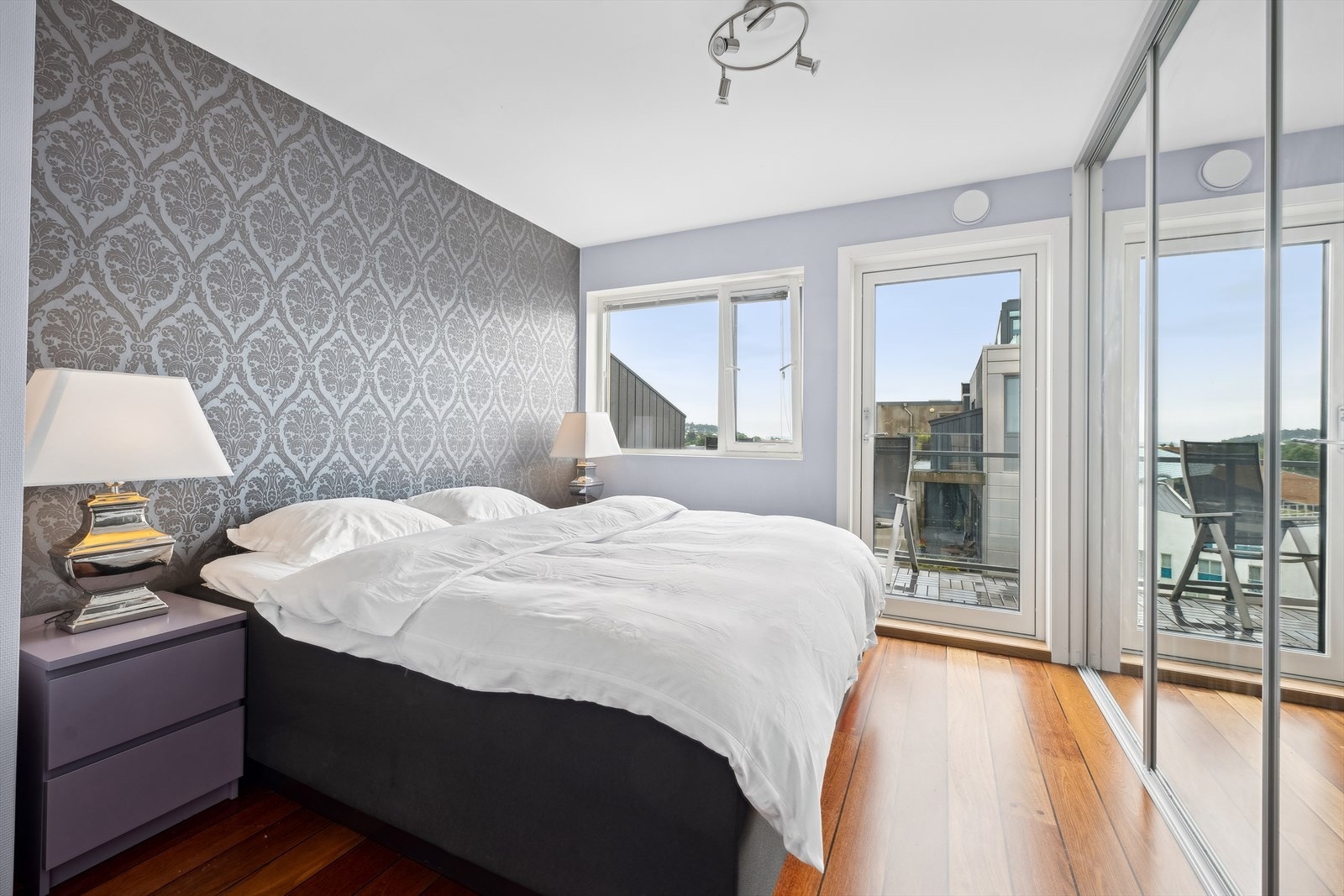 Soverommet er romslig, med plass til dobbeltseng og skyvedørsgarderobe. Herfra har du også tilgang til en privat balkong med optimale solforhold og utsikt mot vågen. Galleribilde