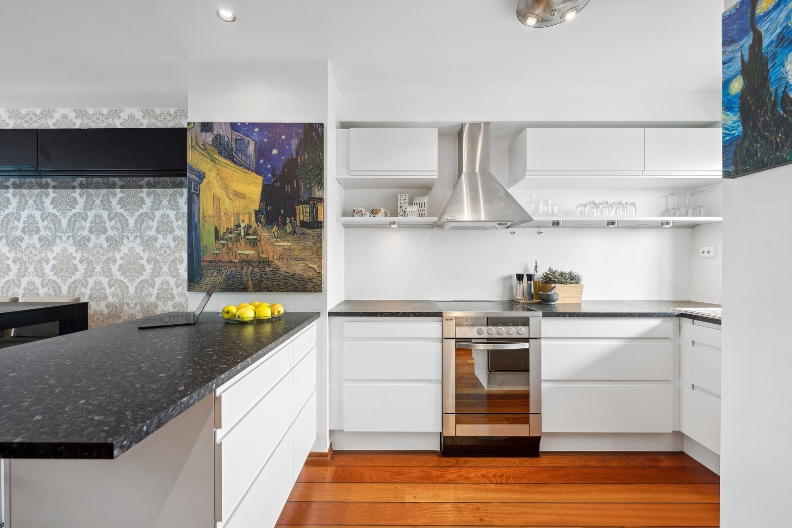 Kjøkkenet har lyse, slette fronter og en mørk laminatbenkeplate. Det er levert av kvalitetsleverandøren HTH og fremstår som godt vedlikeholdt. Galleribilde