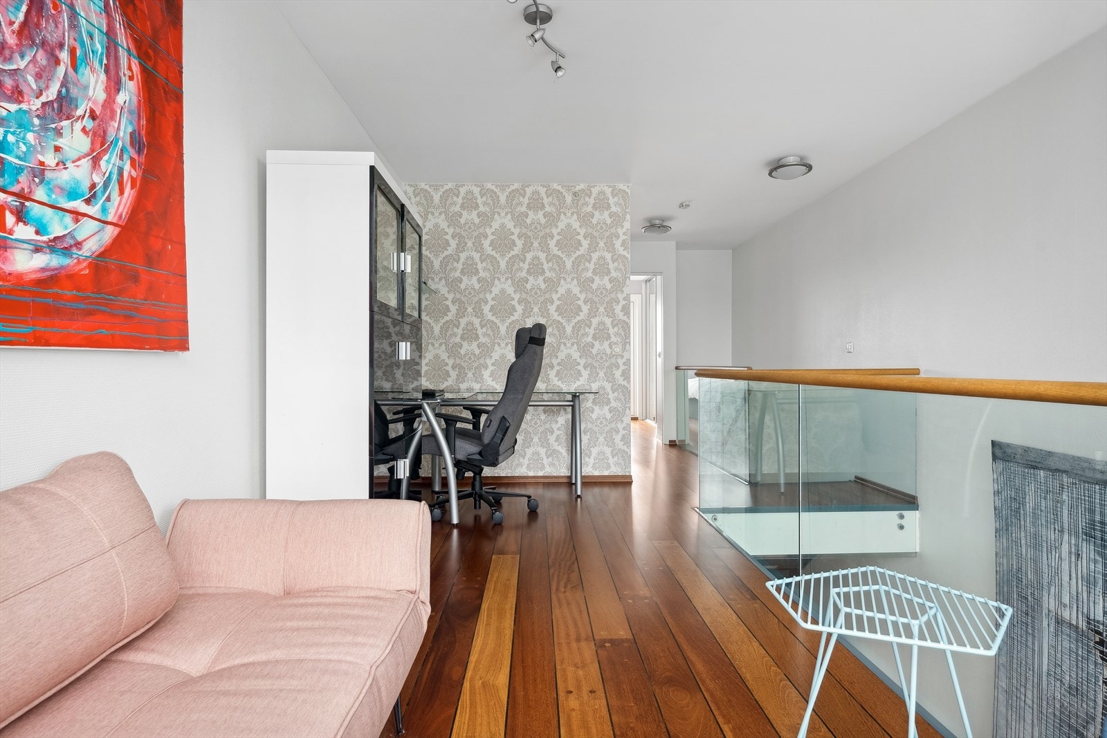 Det er også en krok som egner seg perfekt som hjemmekontor, og veien videre går inn til soverommet. Galleribilde