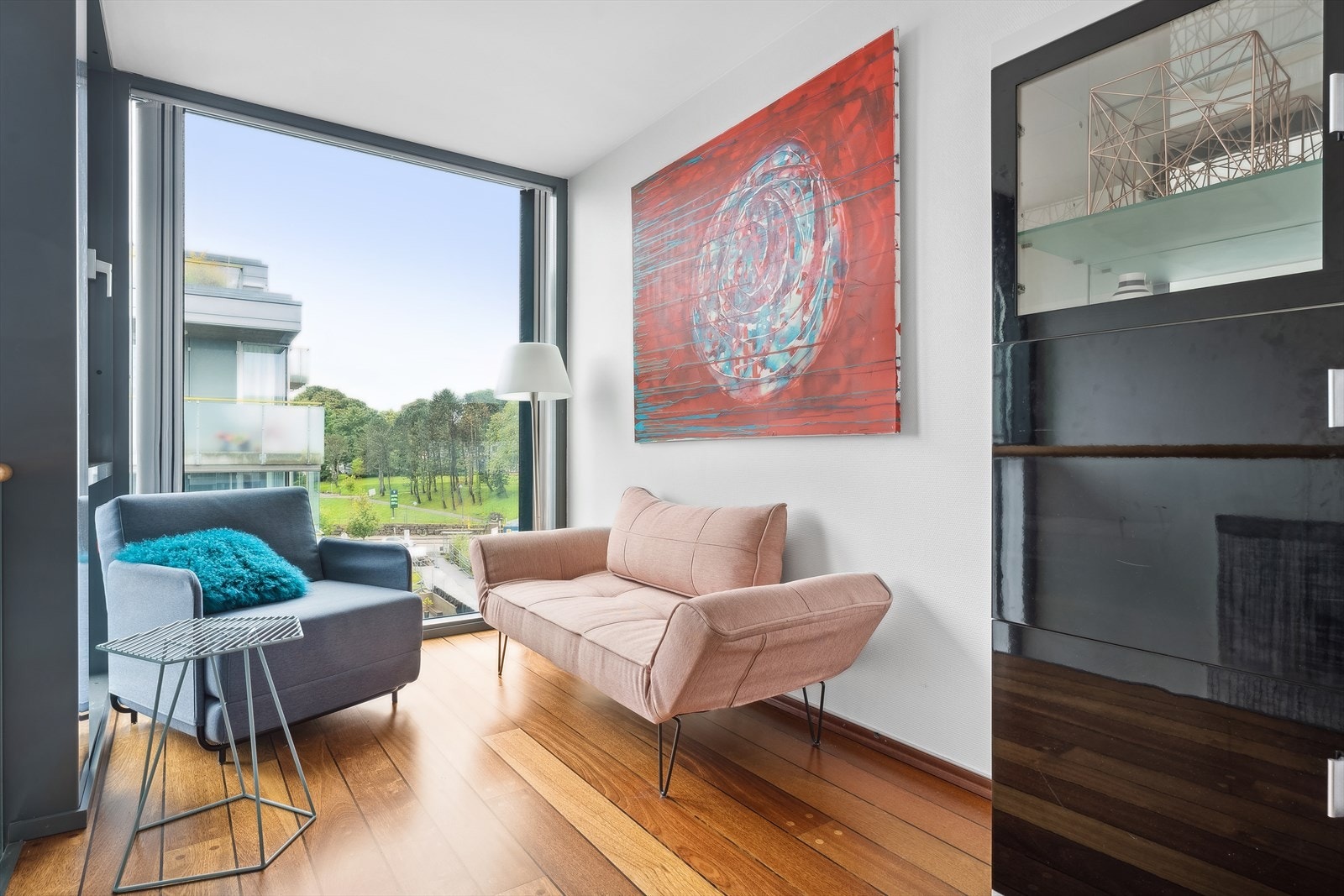 Ekstra stue med møbleringsfrihet. Det foreligger godkjente byggemeldte tegninger hvor rommet som nå brukes som stue, er definert som arbeidsrom/soverom. Galleribilde