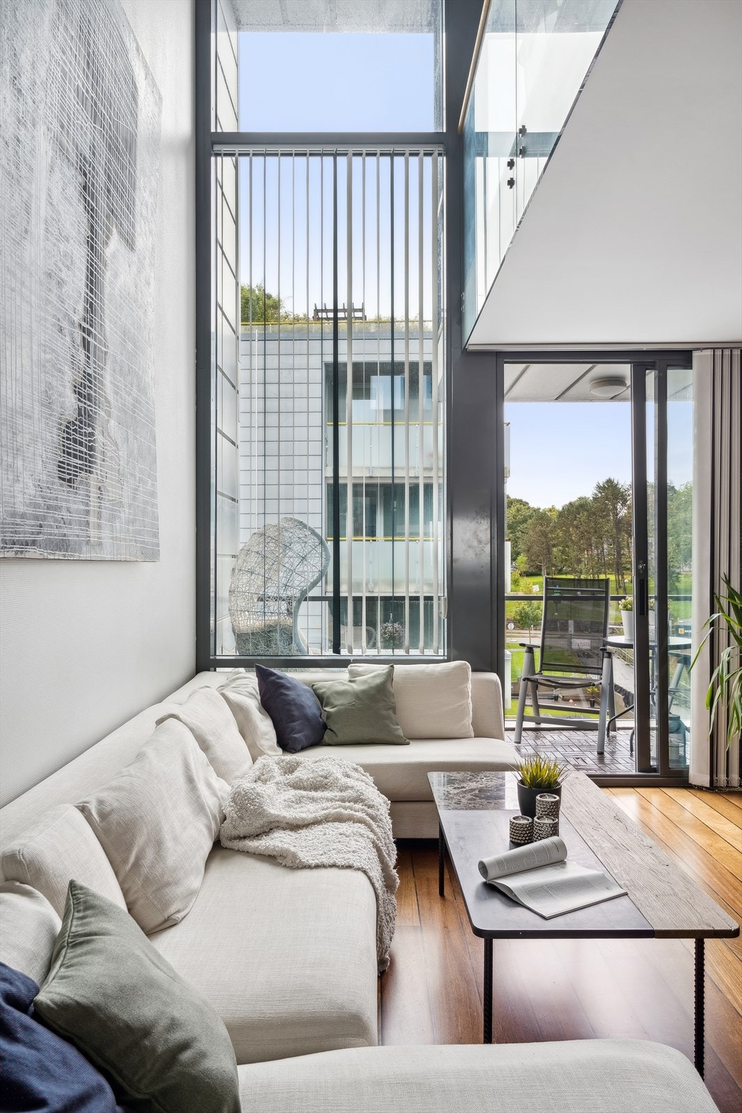 Den ekstra gode takhøyden og åpningen mellom etasjene, kombinert med store vindusflater, gjør rommet lyst og luftig. Galleribilde