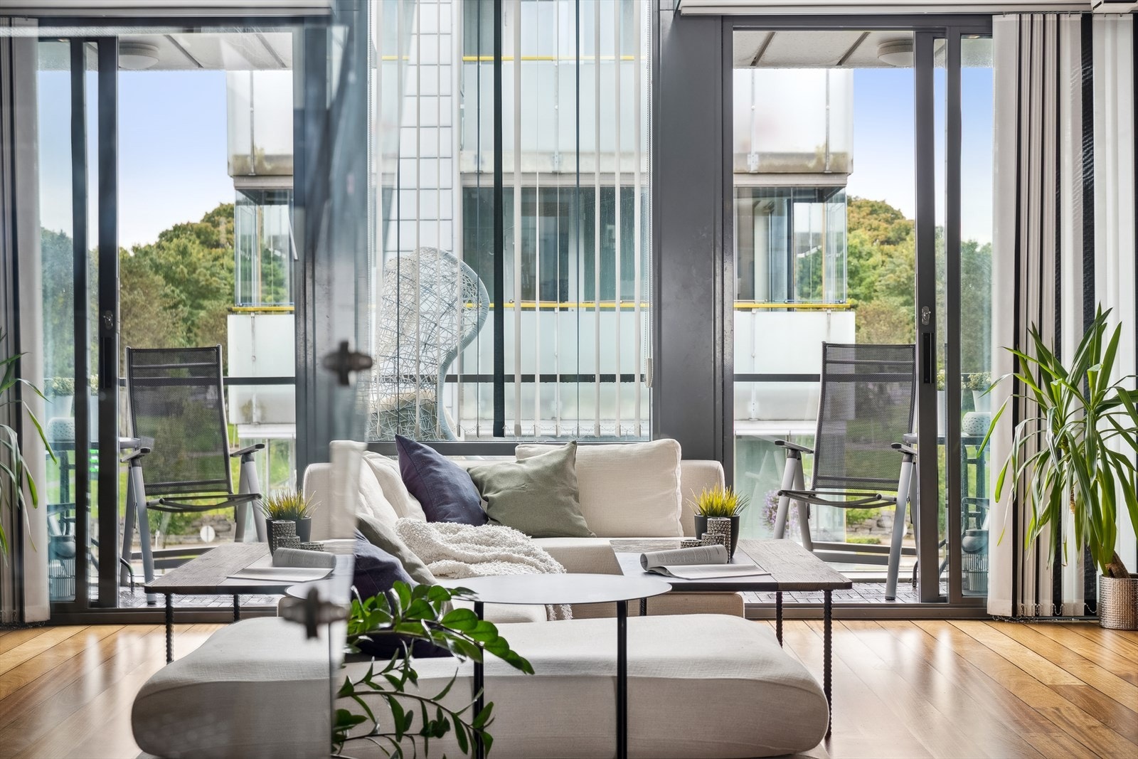 Fra stuen er det utgang til en balkong hvor du kan nyte fine sommerdager. Galleribilde