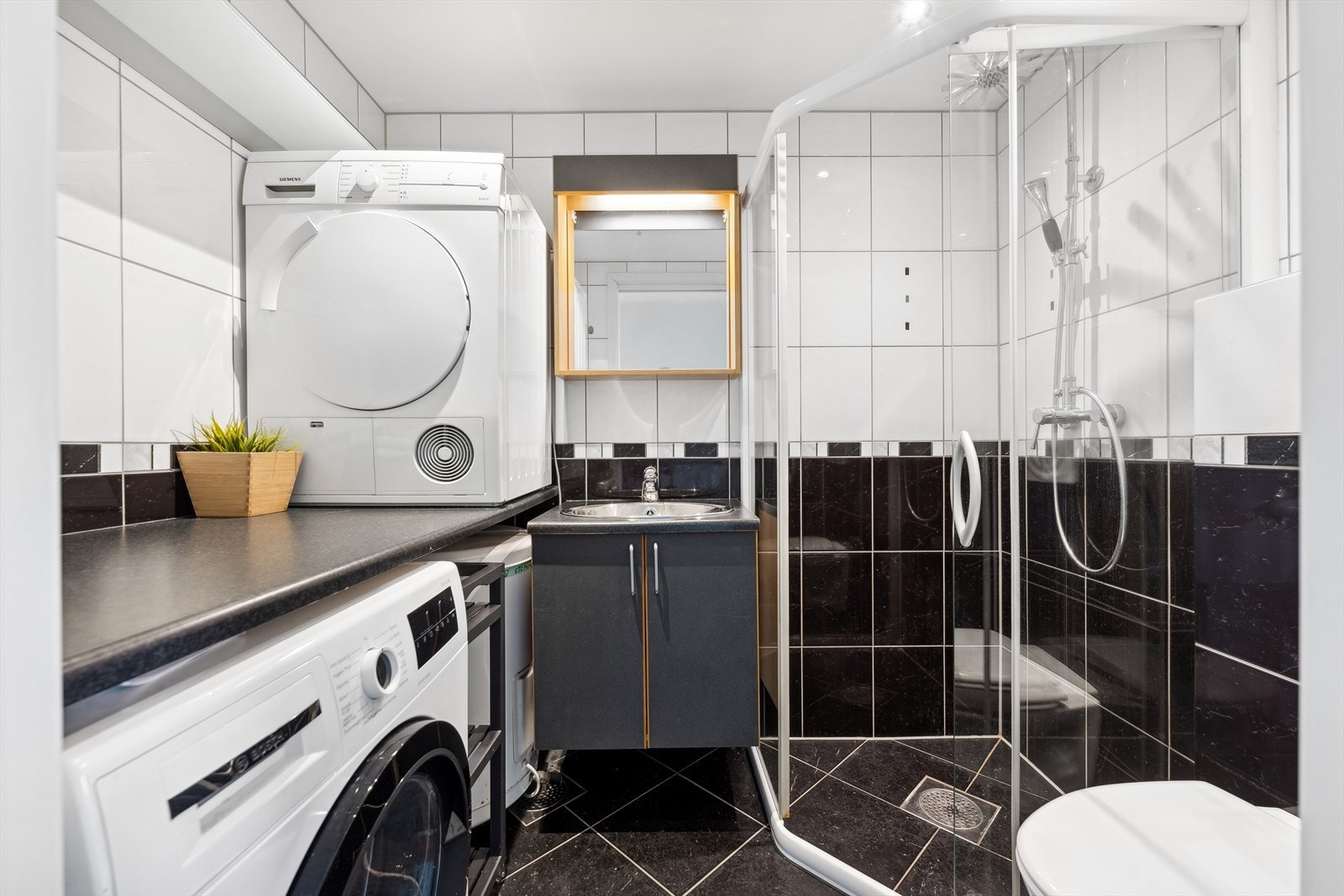 Badet har elektriske varmekabler i gulv og opplegg til vaskemaskin og tørketrommel. Galleribilde