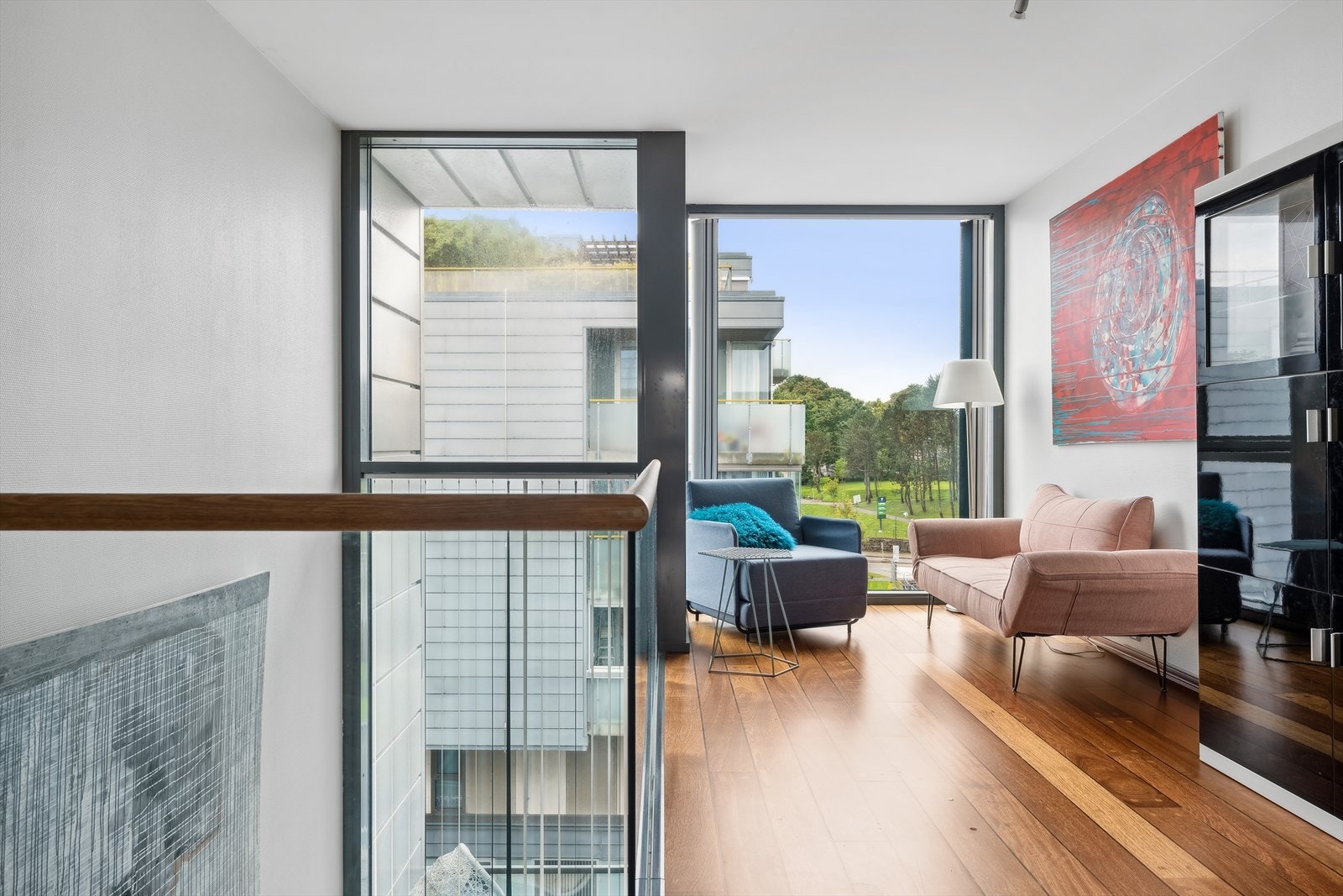 I øverste etasje leder gangen til en ekstra stue med store vindusflater. Galleribilde