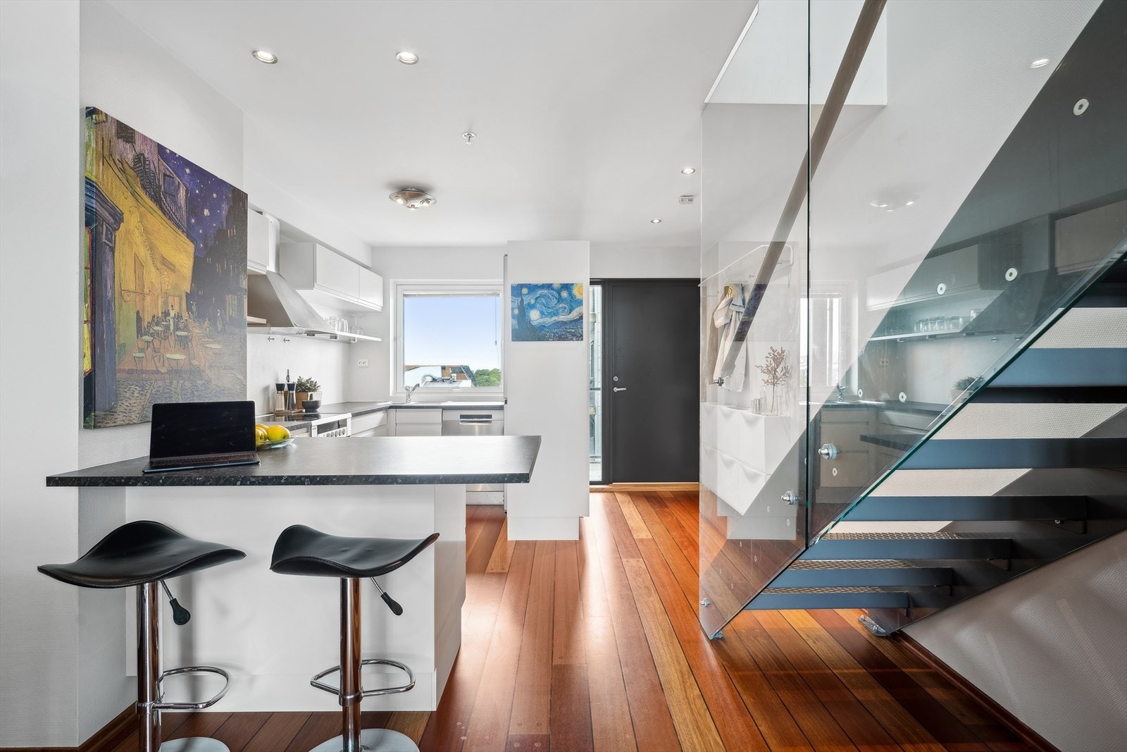 Kjøkkenet er velutstyrt med både skap- og benkeplass, og den praktiske halvøyen/barløsningen gjør det enkelt å tilberede mat i sosialt lag. Galleribilde