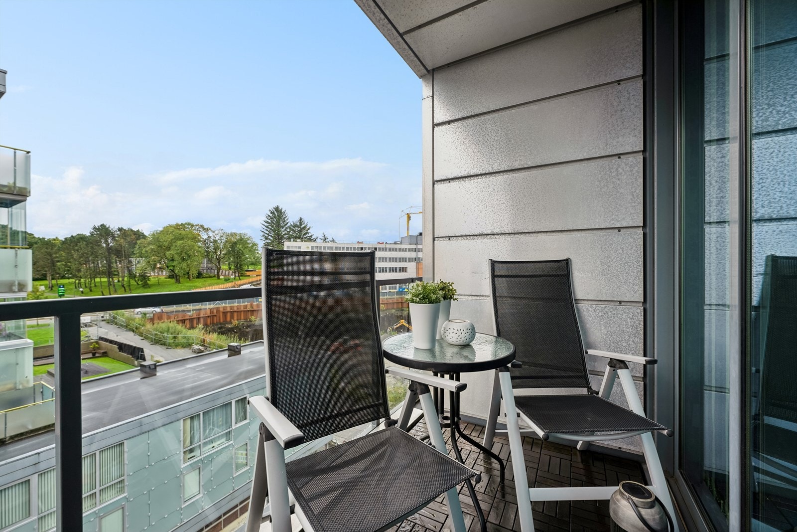 Det er to balkonger én som har utgang fra stuen, og én fra soverommet i 8. etasje, med fantastisk utsikt mot Vågen. Galleribilde