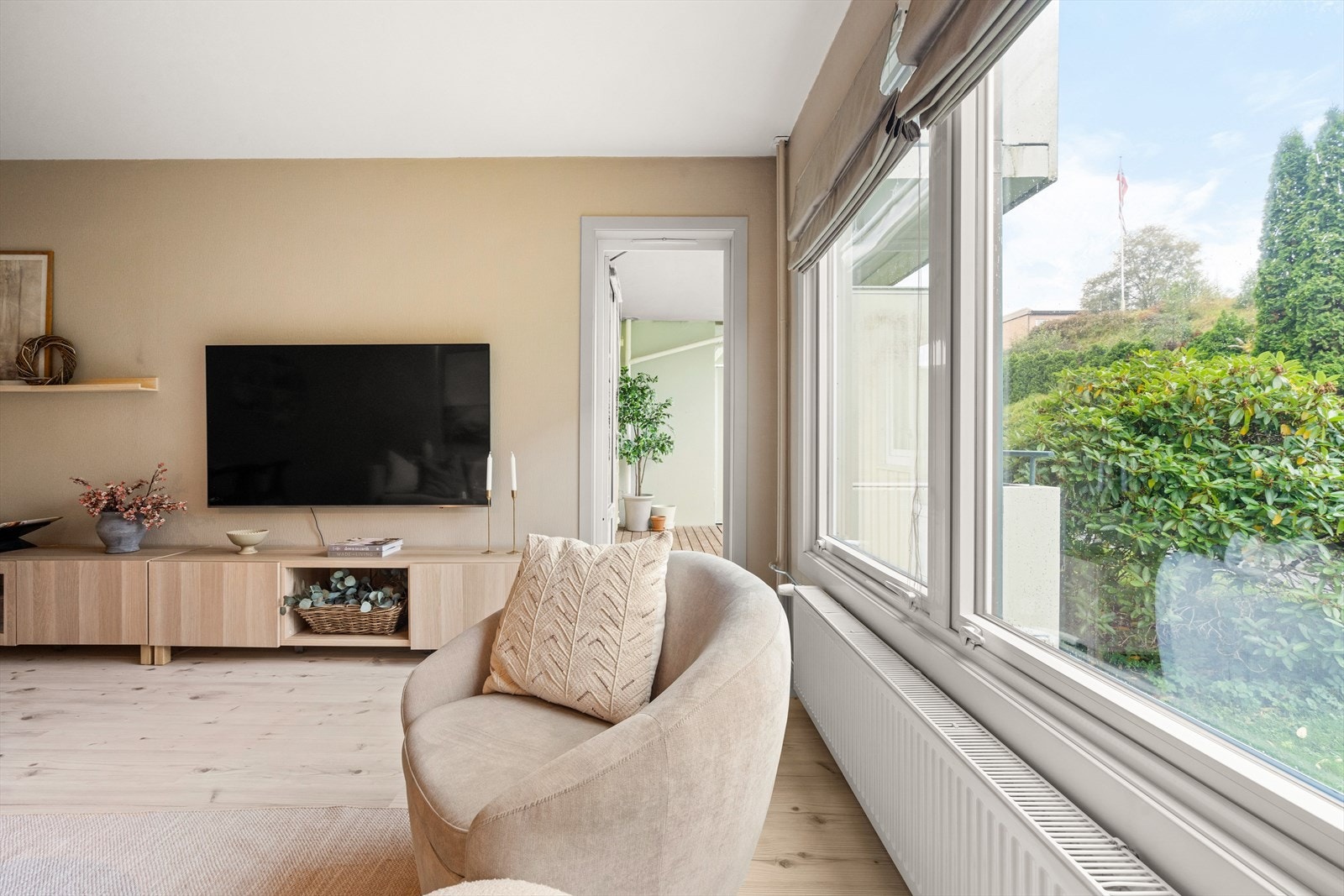 Fra stuen er det utgang til solrik terrasse på 10,1m² Galleribilde