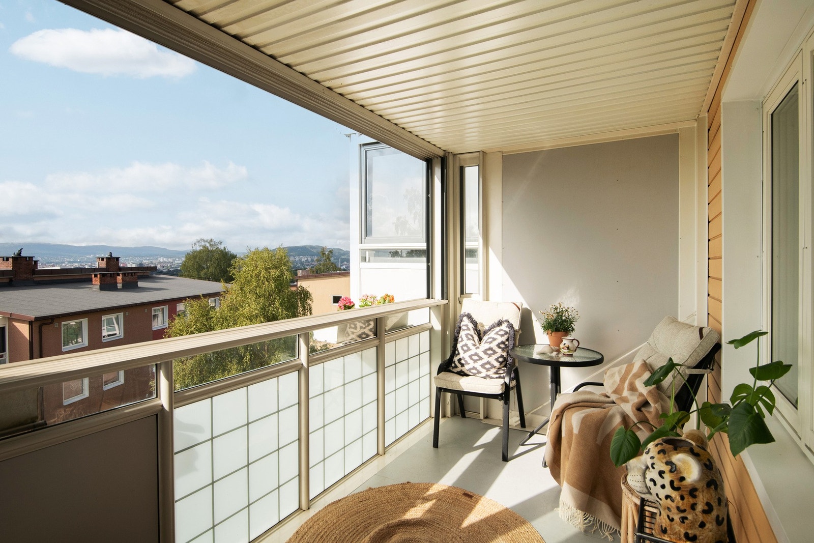 Boligen ligger høyt og fritt i byggets toppetasje og kan by på en smart og praktisk planløsning. Galleribilde