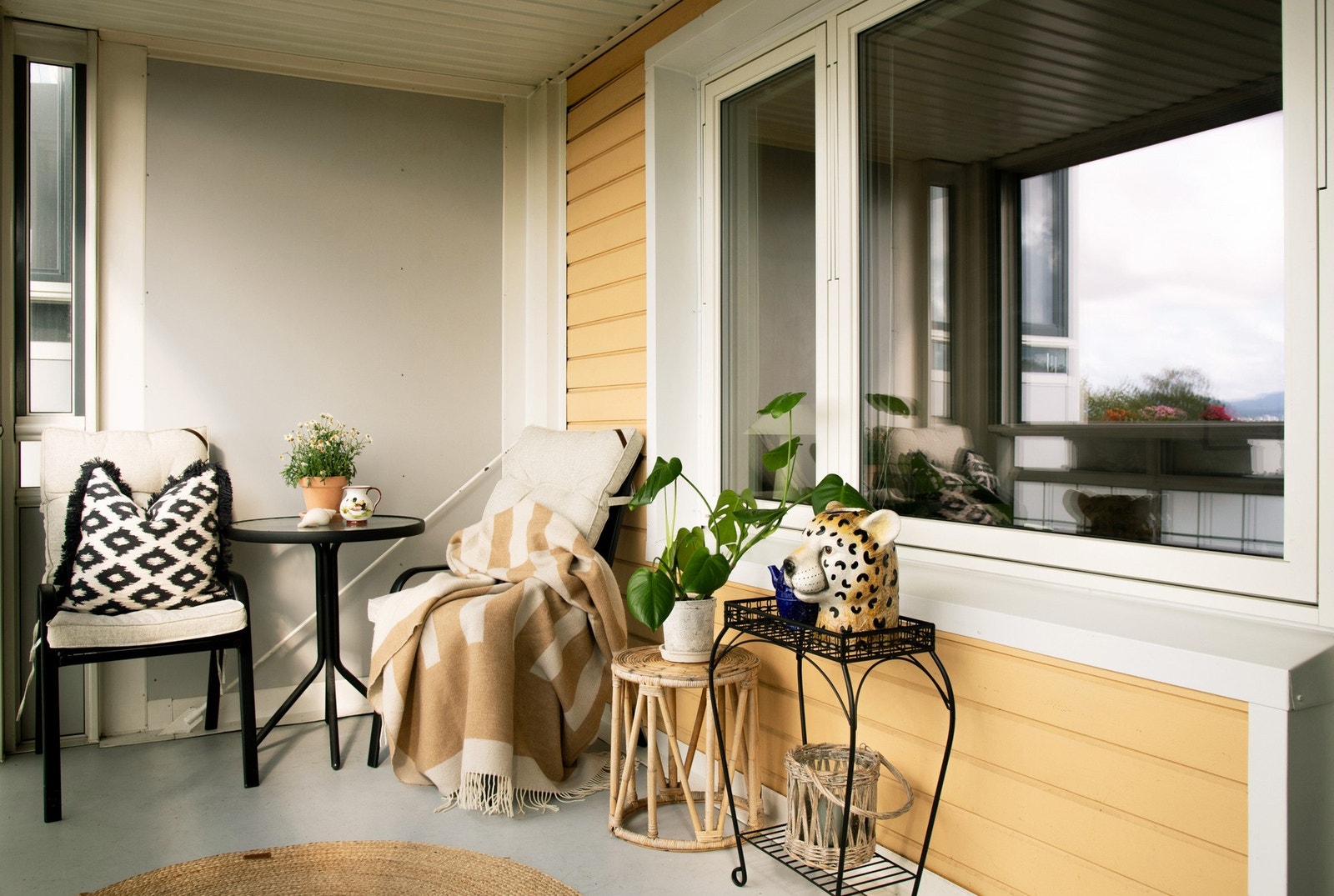 Den innglassede balkongen på 9m² gir rikelig med plass til et utemøblement, som for eksempel et lite bord og stoler, hvor man kan nyte måltider eller slappe av. Galleribilde