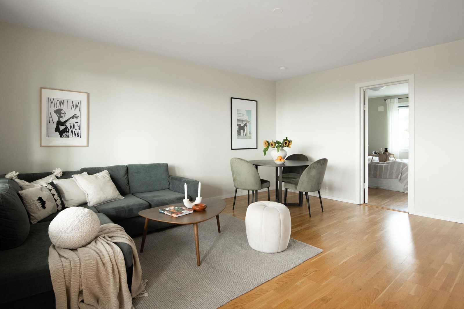 Stuens størrelse gir god plass til en komfortabel sittegruppe med sofa, samt spisebord for familie eller gjester. Galleribilde