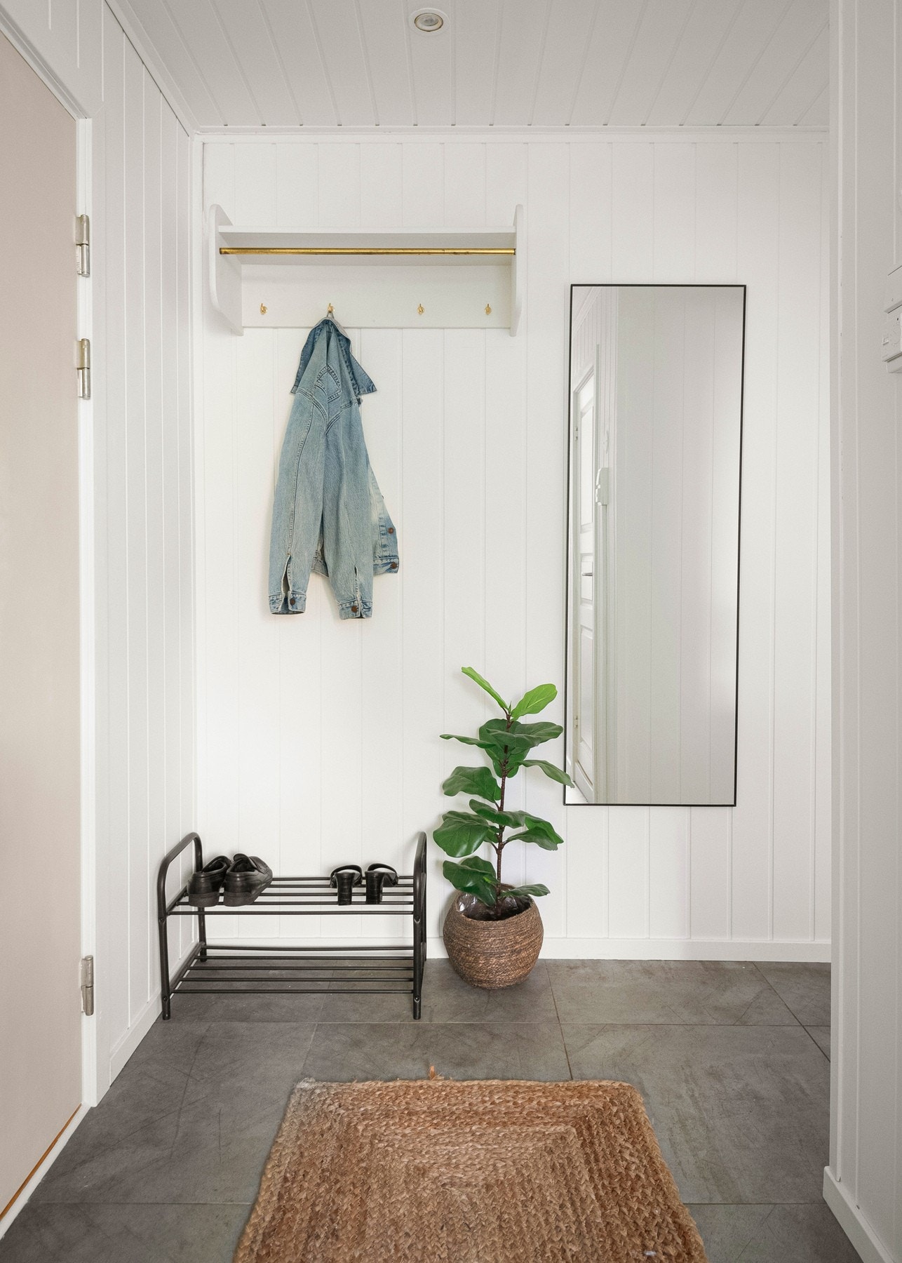 Entréen er romslig med god plass til å henge fra seg yttertøy, samt oppbevare sko, noe som gjør det enkelt å holde orden og skape et ryddig førsteinntrykk for gjester. Galleribilde