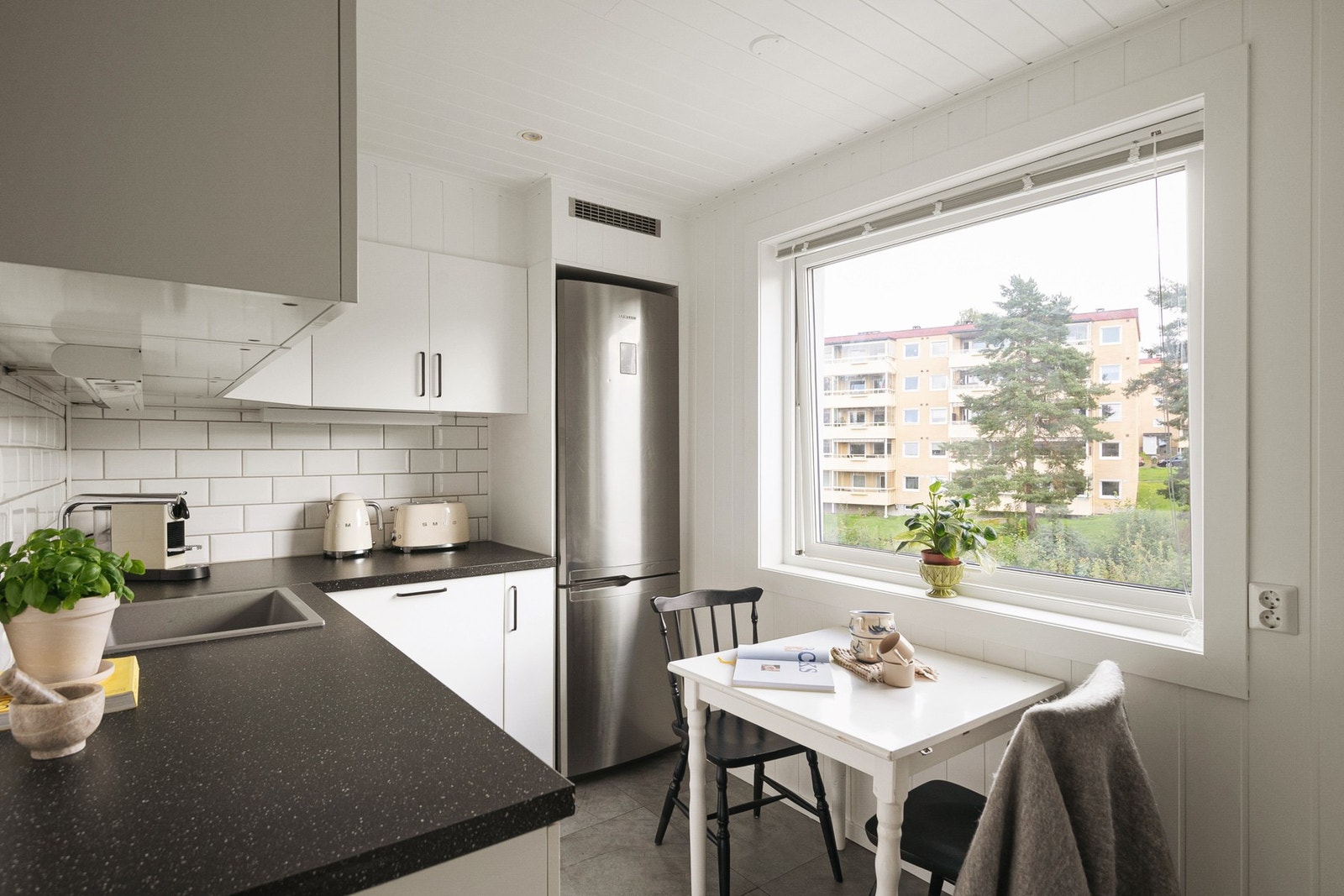 Separat kjøkken har et moderne og funksjonelt design med flere praktiske løsninger. Galleribilde