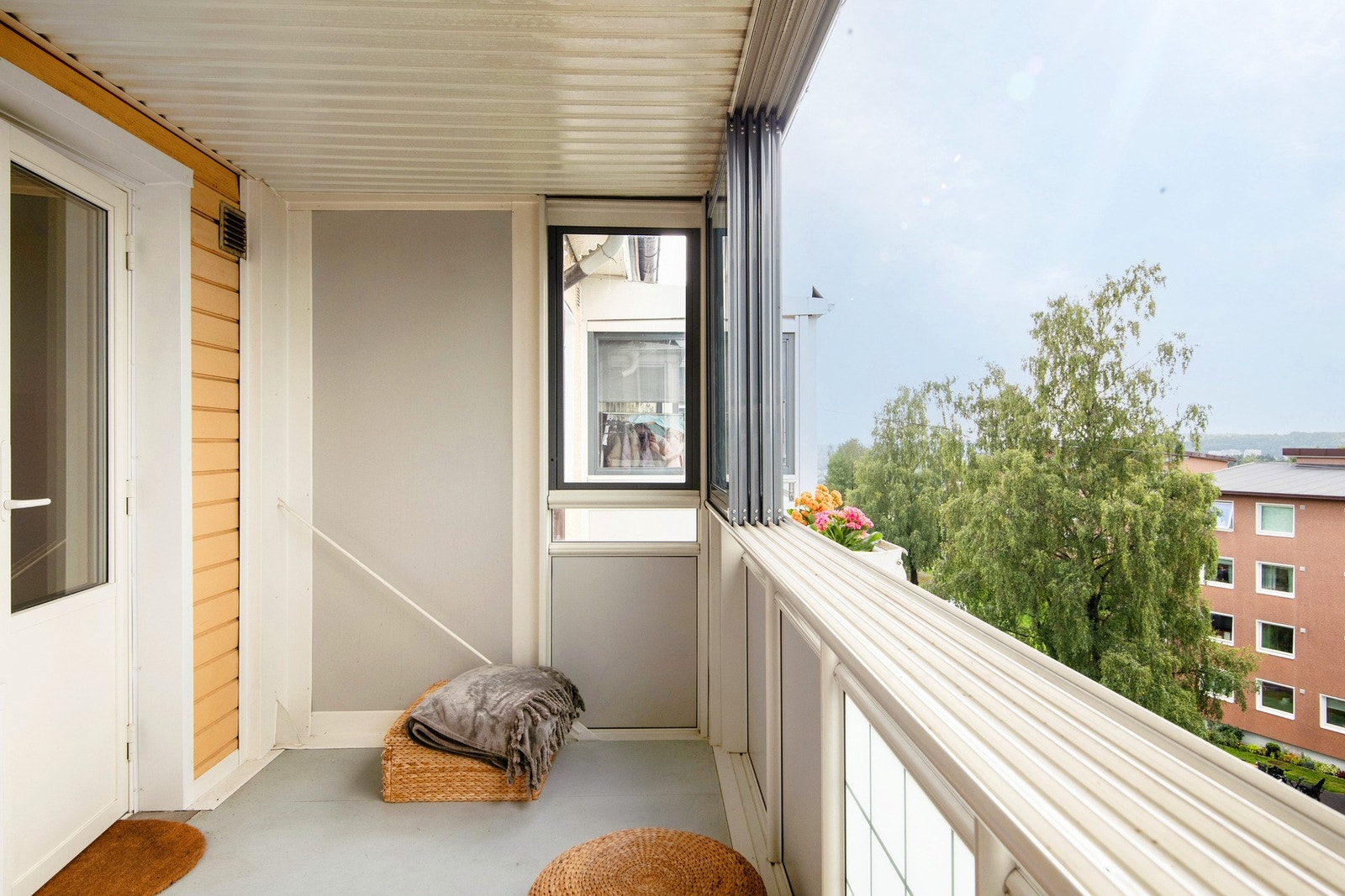 Balkongen er en naturlig forlengelse av stuen og kan skilte med ettermiddagssol. Galleribilde