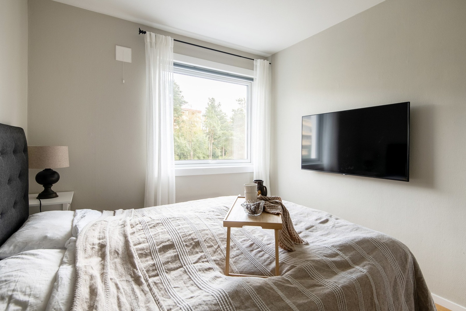 Det store vinduet slipper inn rikelig med naturlig lys og gir en luftig atmosfære. Galleribilde
