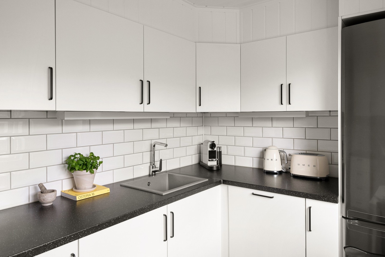 Kjøkkeninnredningen har glatte fronter, noe som gir et minimalistisk og rent utseende. Galleribilde