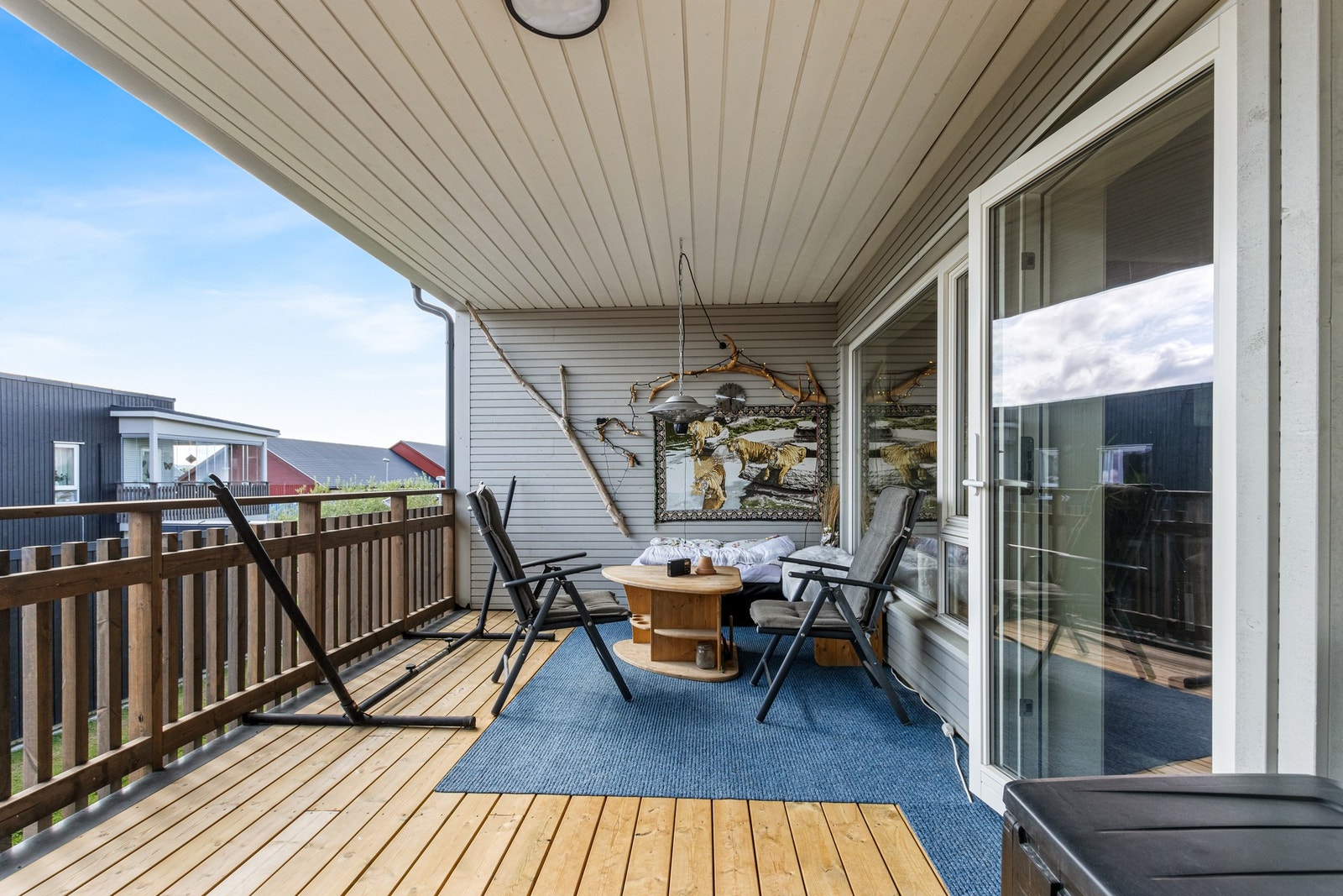 Sørvendt og takoverbygd terrasse på 21 kvm. Galleribilde