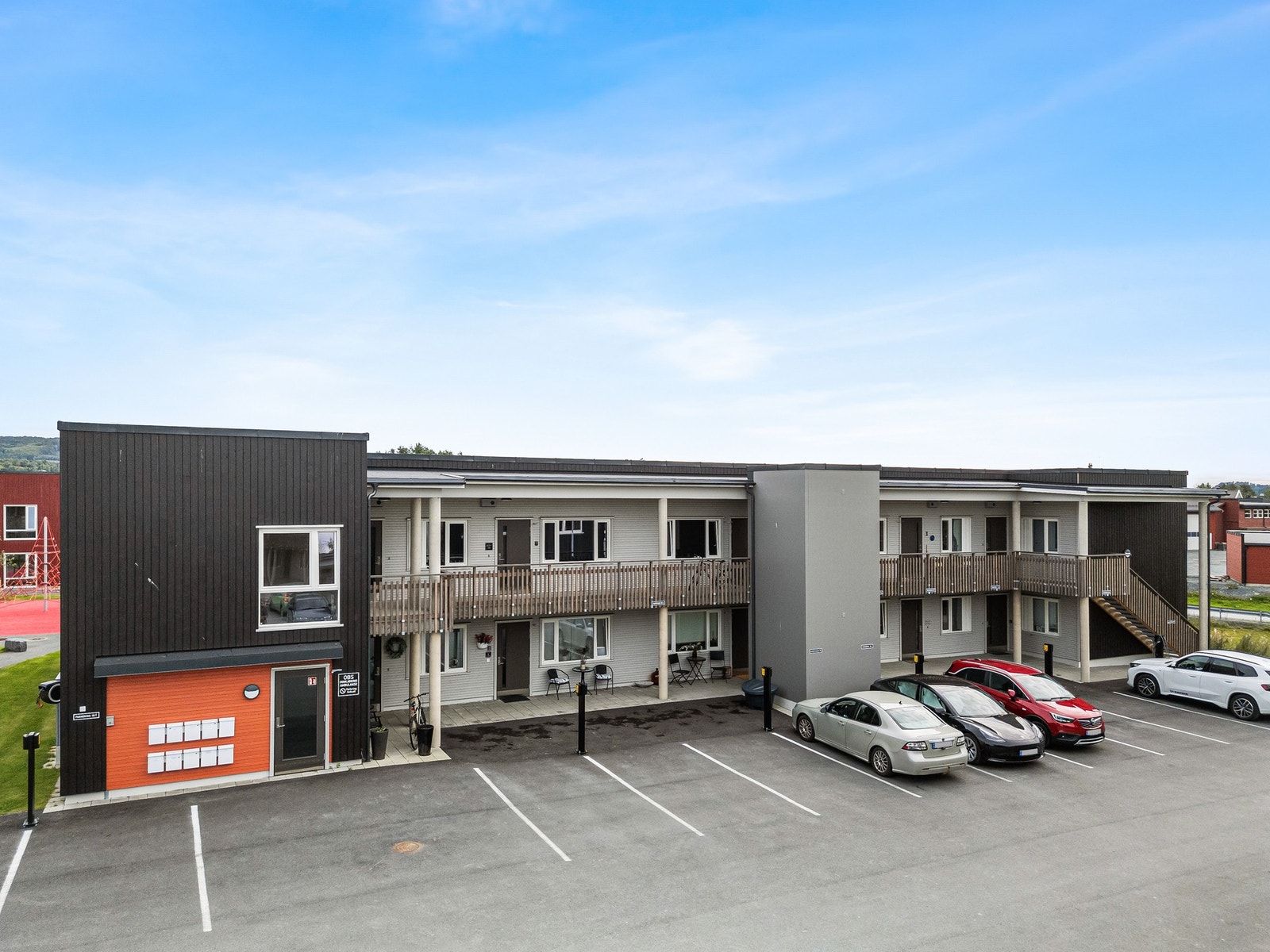 Fasade. Det er tilrettelagt for elbil lader. Galleribilde