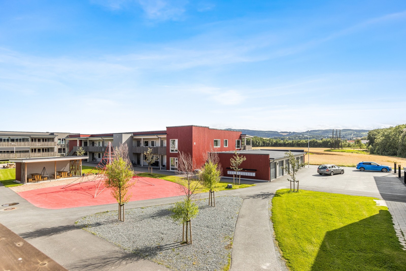 Flott utsikt fra verandaen på leiligheten. Sørvendt beliggenhet. Galleribilde