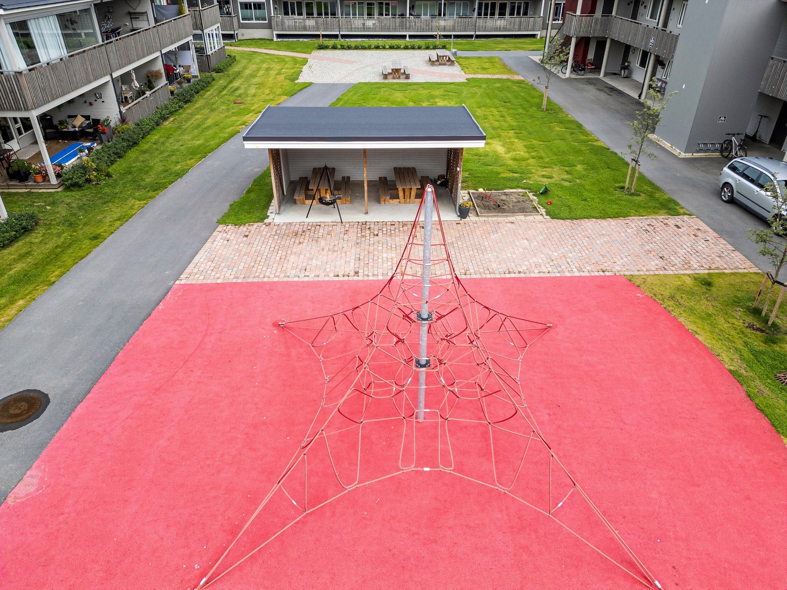 Felles uteområde med lekeplass og takoverbygd fellesområde. Galleribilde