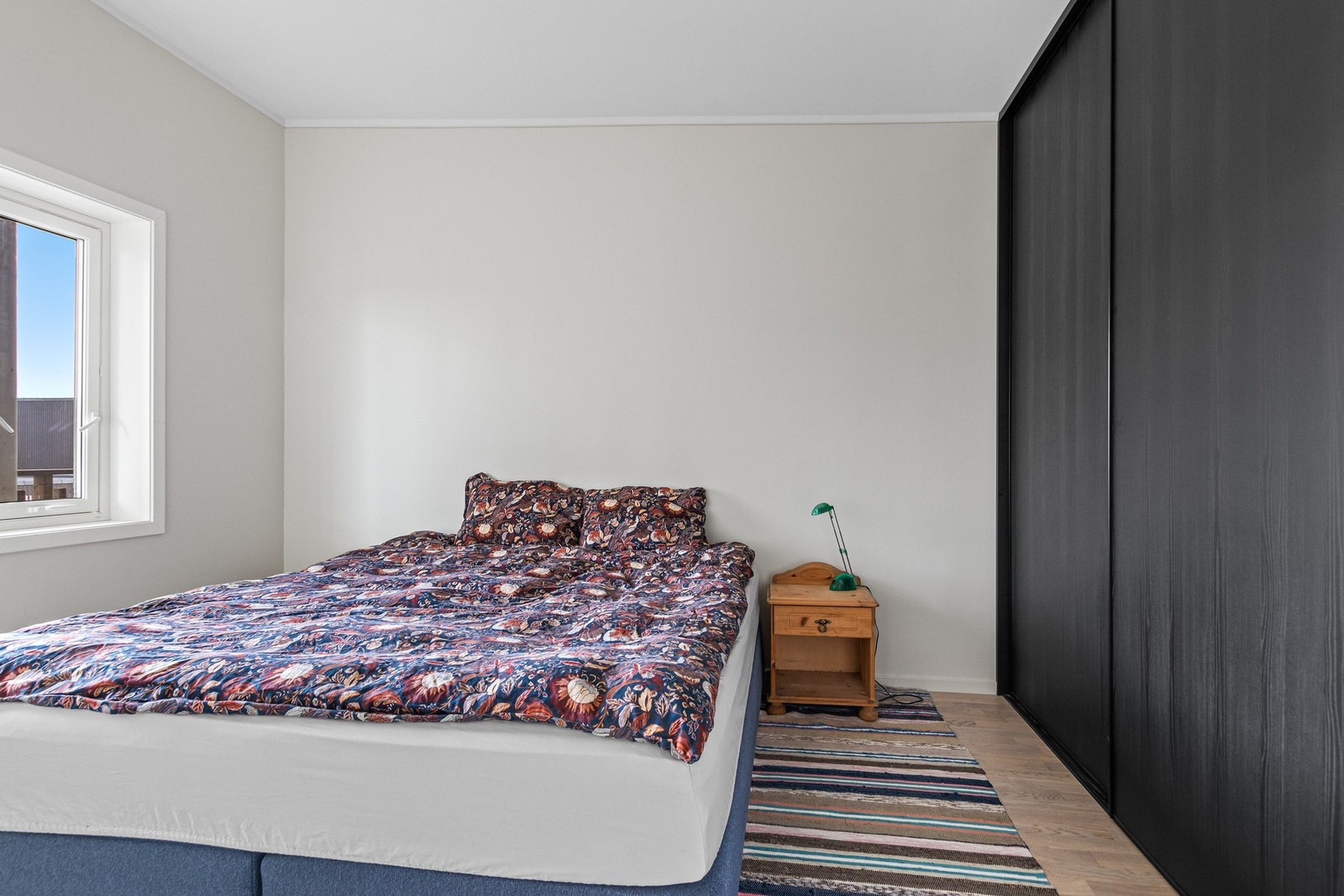 Hovedsoverom. Det er montert skyvedørsgarderobe på hele langveggen. Galleribilde