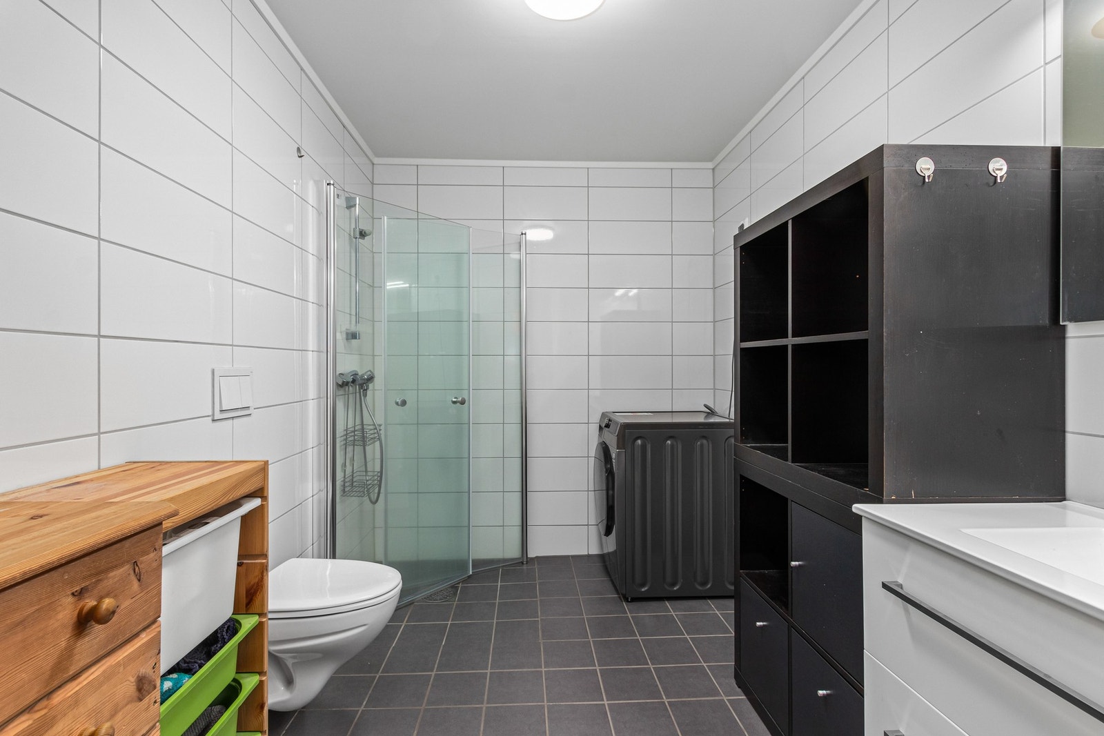 Flislagt bad med vegghengt toalett. Galleribilde