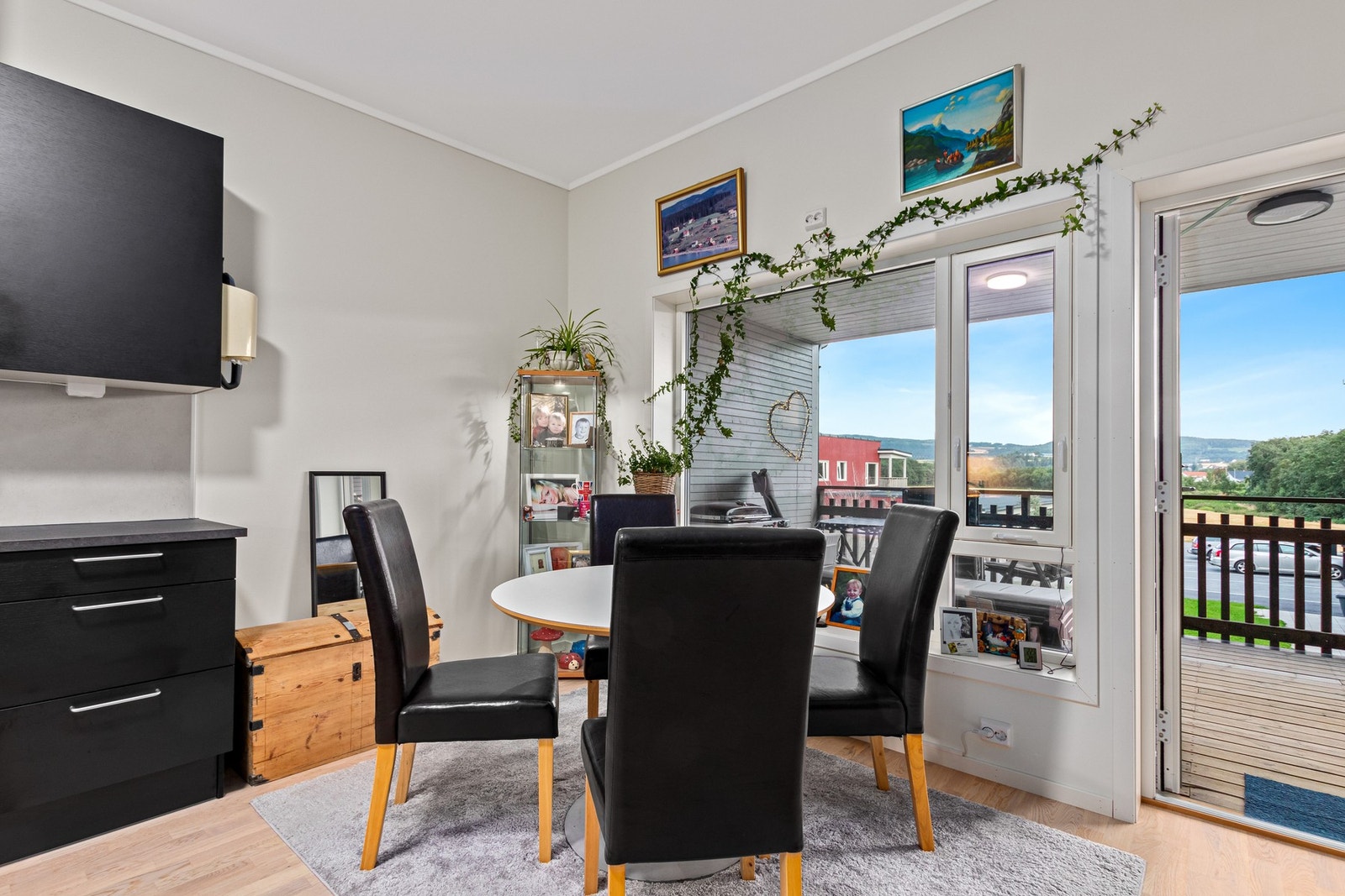 Spisestue - Utgang til altan - Pen utsikt sørover. Galleribilde