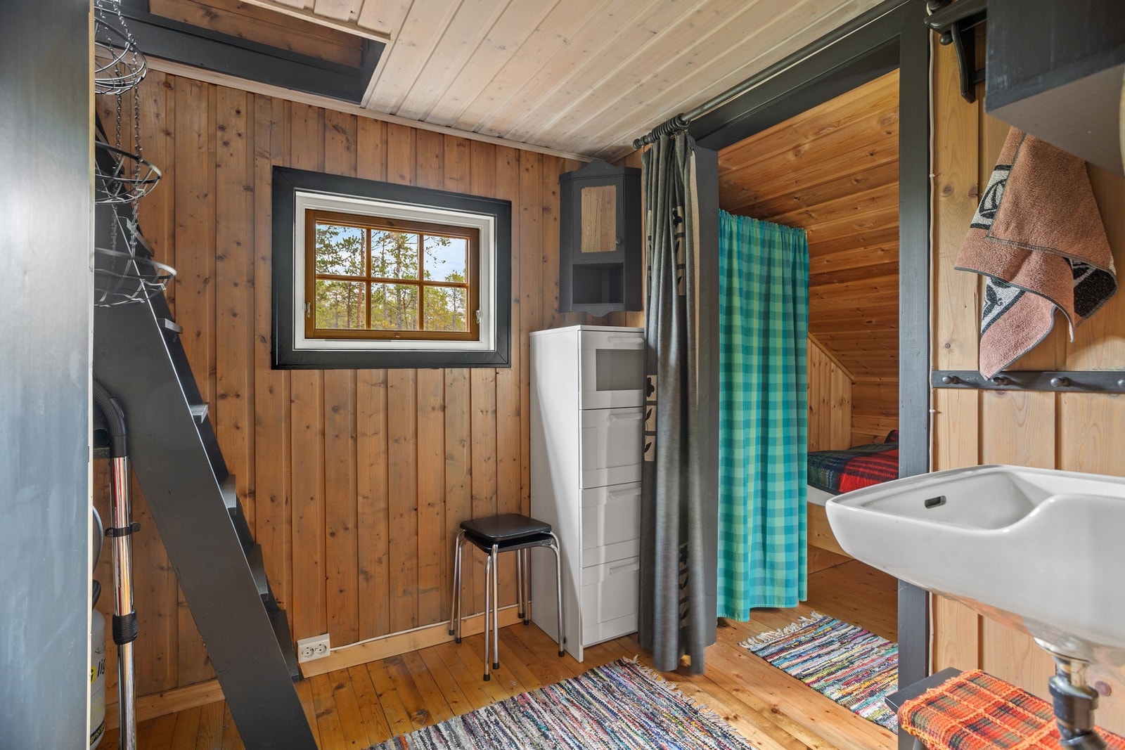 Gang med adkomst til alkove og hemstrapp. Galleribilde