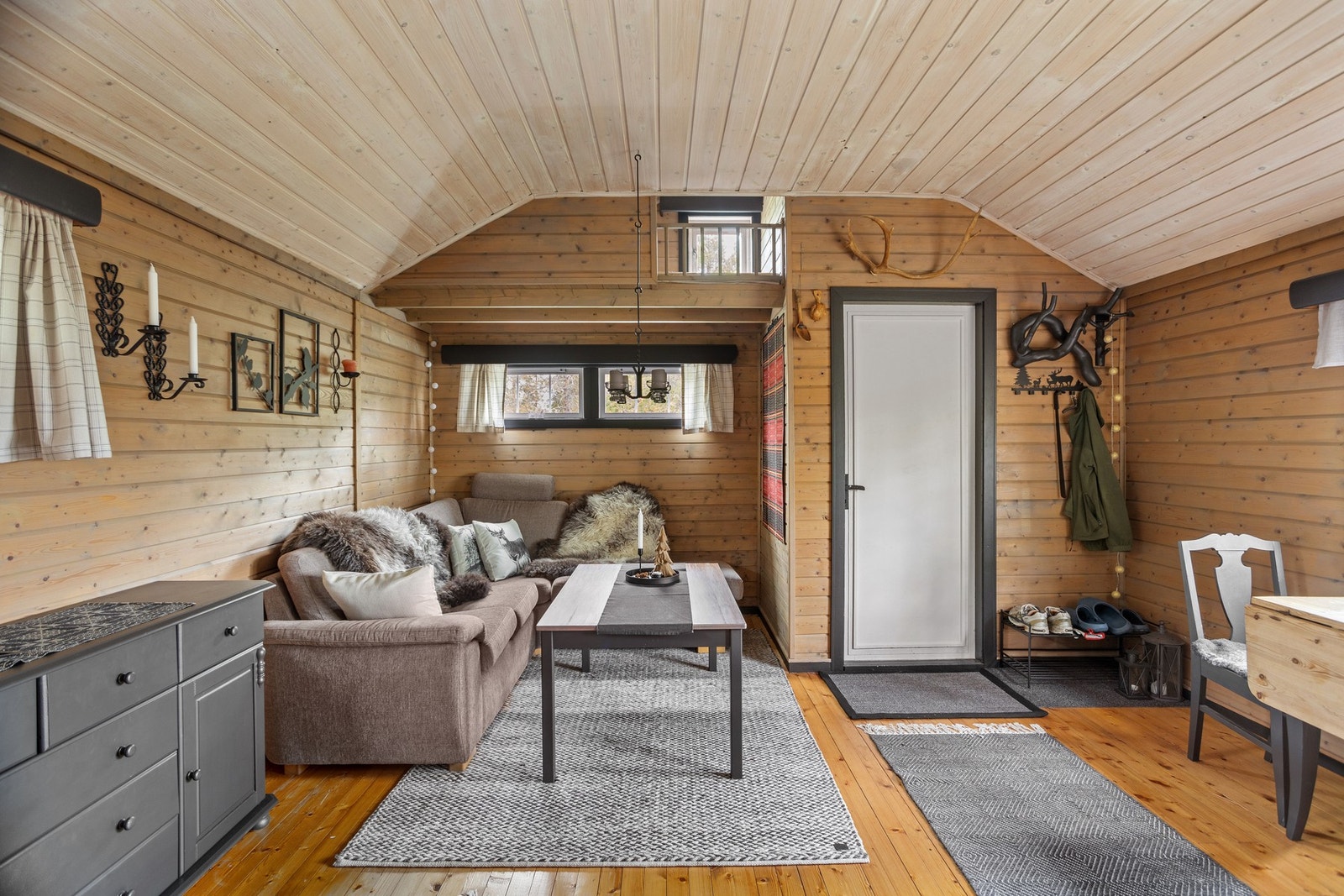 Stue og kjøkken måler til sammen ca 28 kvm. Galleribilde