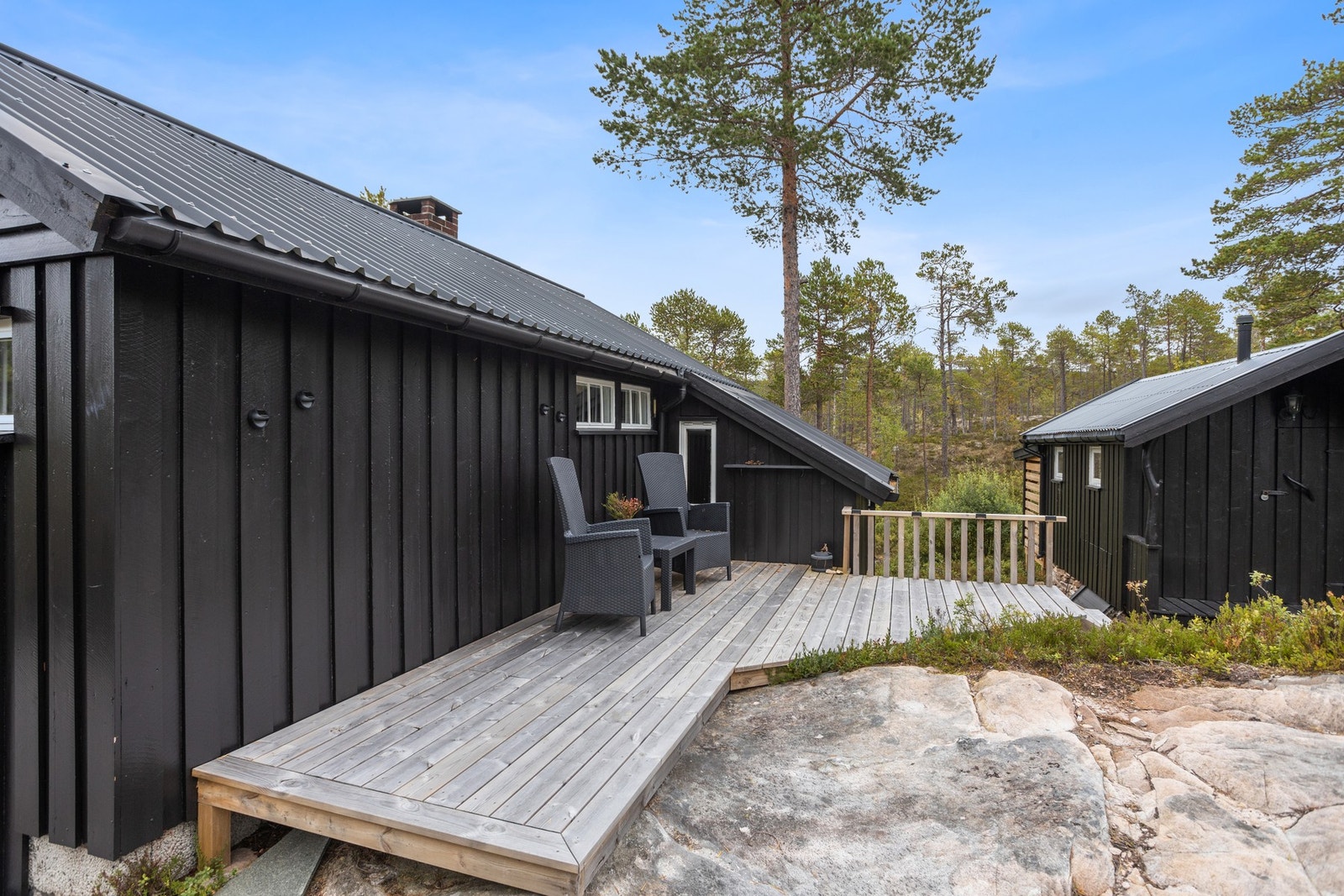 Det ble i 2023 bygd terrasse mellom hytte og uthus Galleribilde