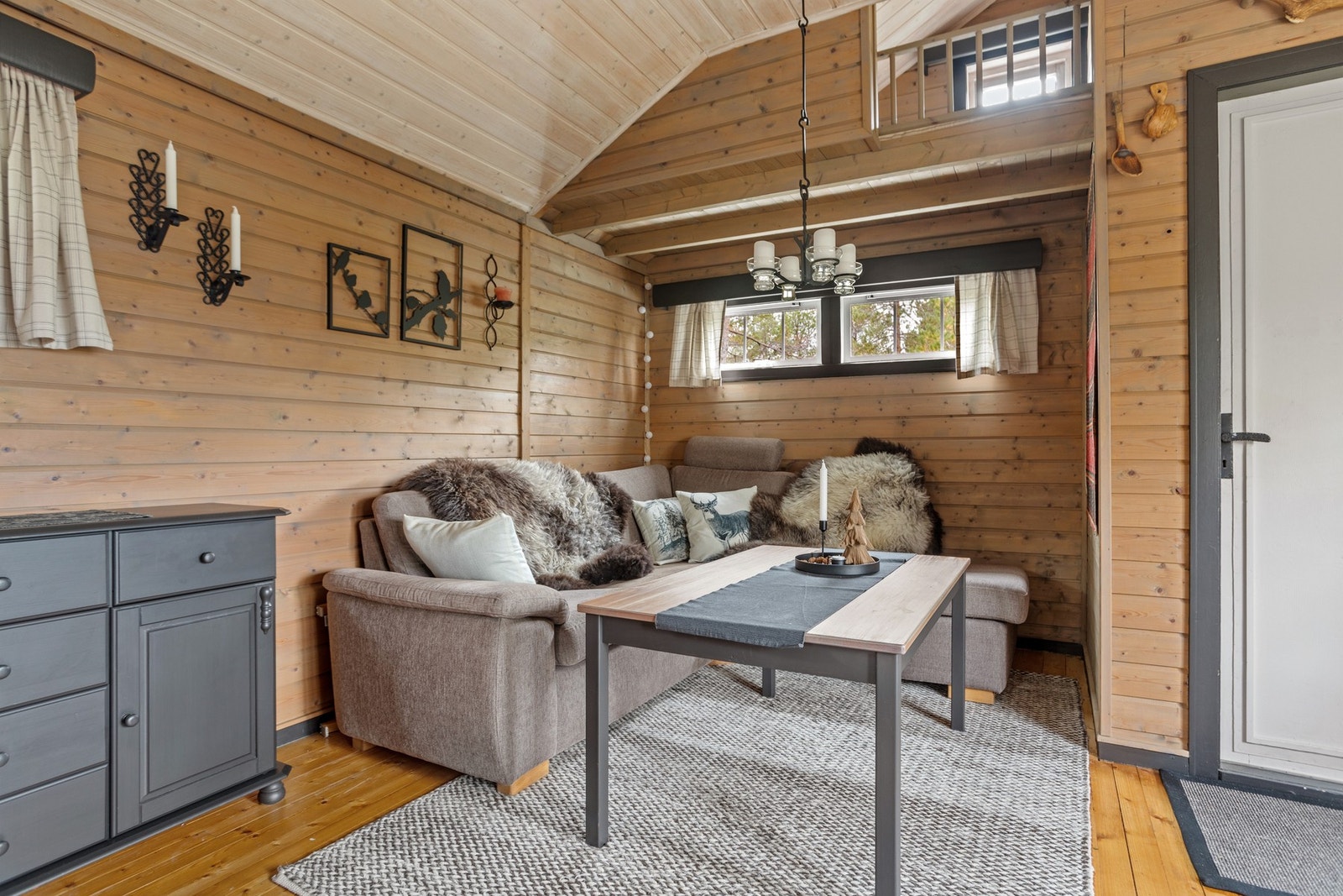 Det er god plass til sofagruppe som man slenge seg ned i etter lange skogsturer! Galleribilde