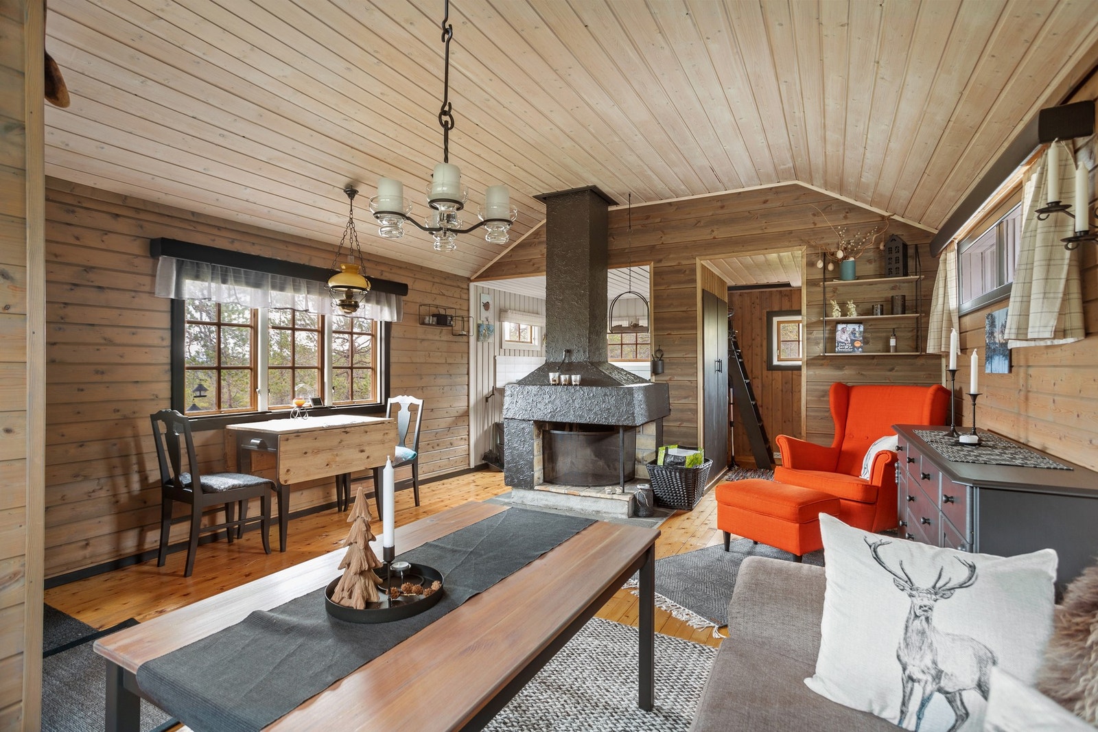 Hytta har oppvarming fra vedfyring Galleribilde