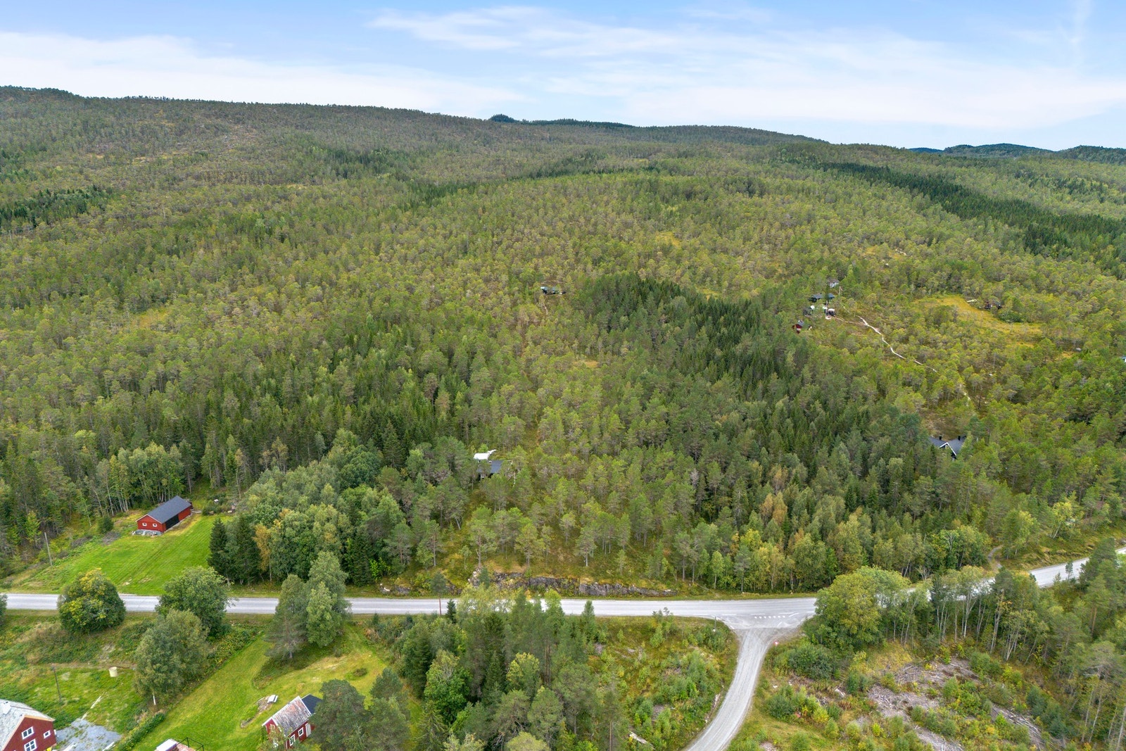 Følg Stodvegen fra Steinkjer i ca 20 km. Parkeringsplass på høyre side av vegen. Sti videre opp til hytta. Galleribilde