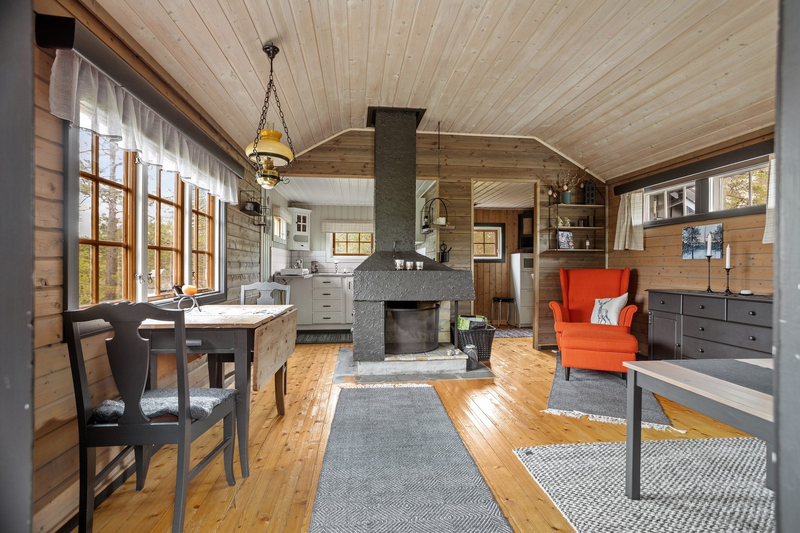 Sjarmerende fjellhytte med stue, kjøkken og alkove Galleribilde