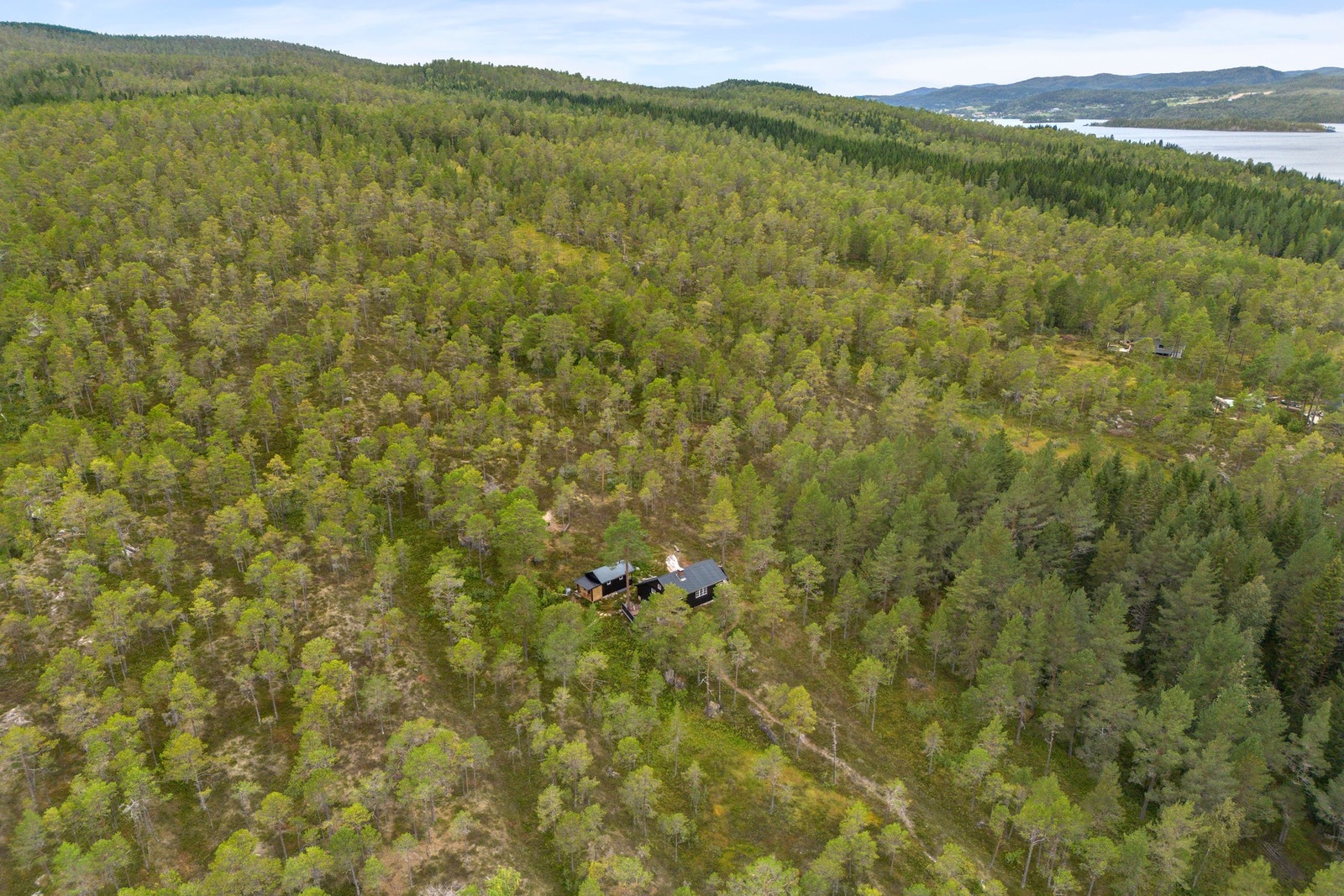 Skjermet beliggenhet uten hyttenaboer tett på. Galleribilde