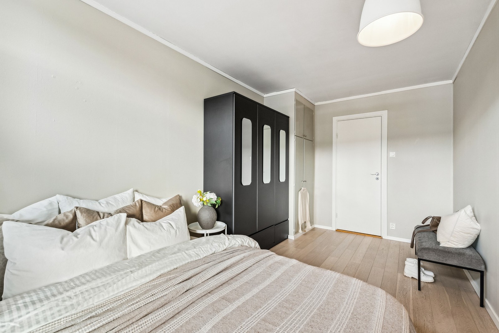 Soverom med parkett på gulv og garderobeskap. Det er plass til skrivepult eller hva en måtte ønske Galleribilde