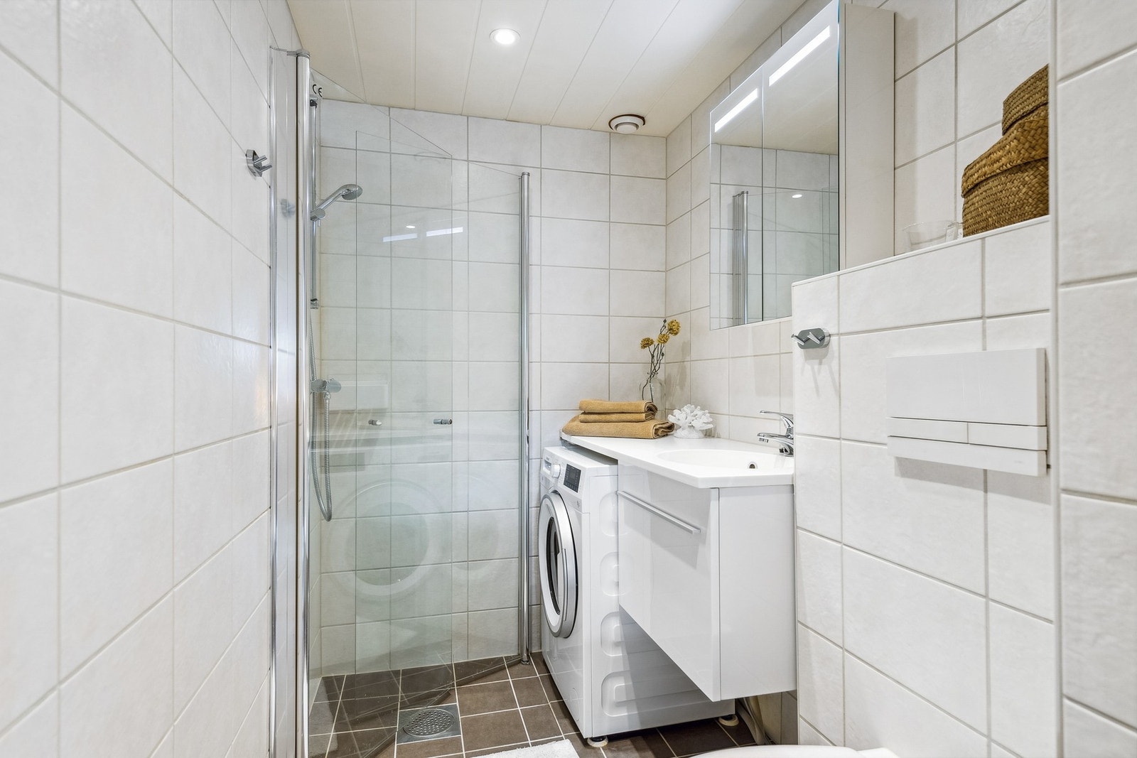 Flislagt bad fra 2016 med downlights i tak og gulvvarme Galleribilde