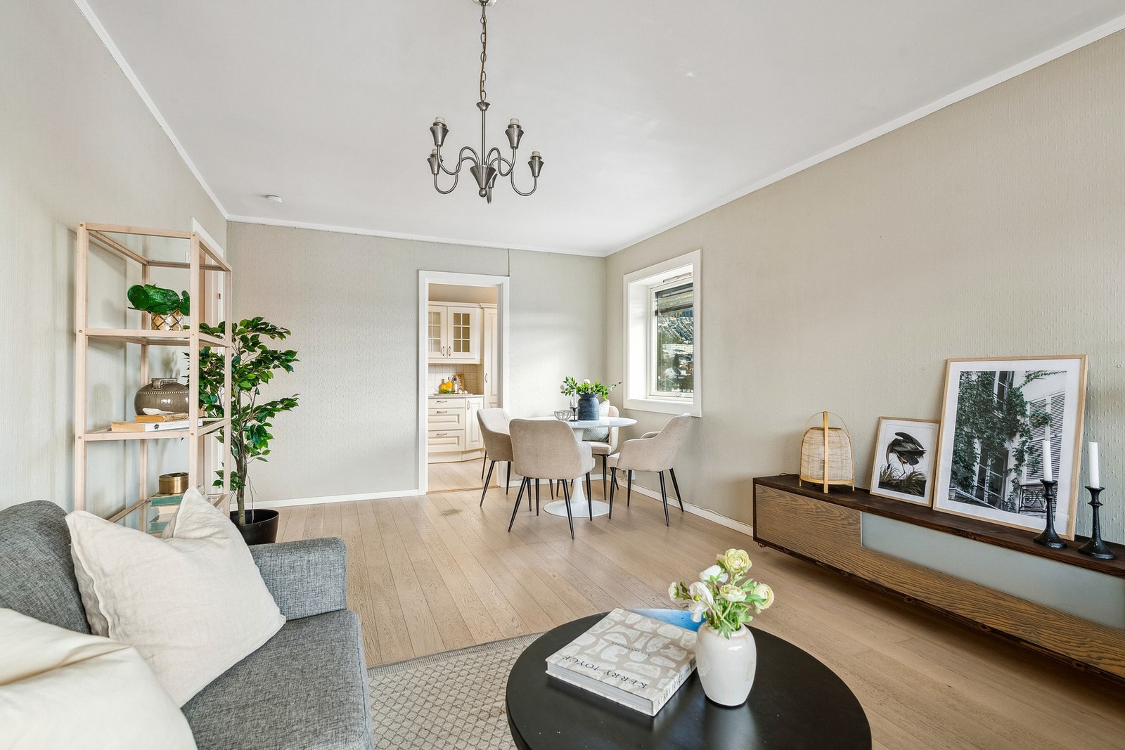 Pen stue med parkett på gulv og god plass til både spisestue og sofa. Galleribilde