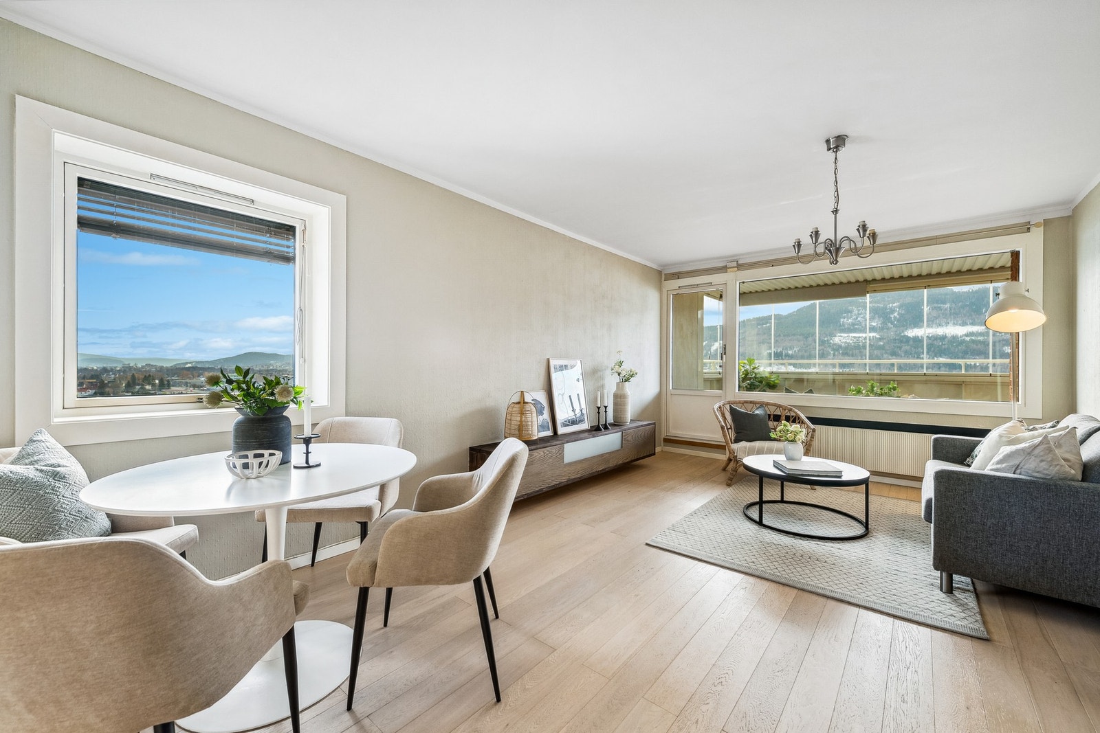 Stuen har parkett på gulv og lyse flater Galleribilde