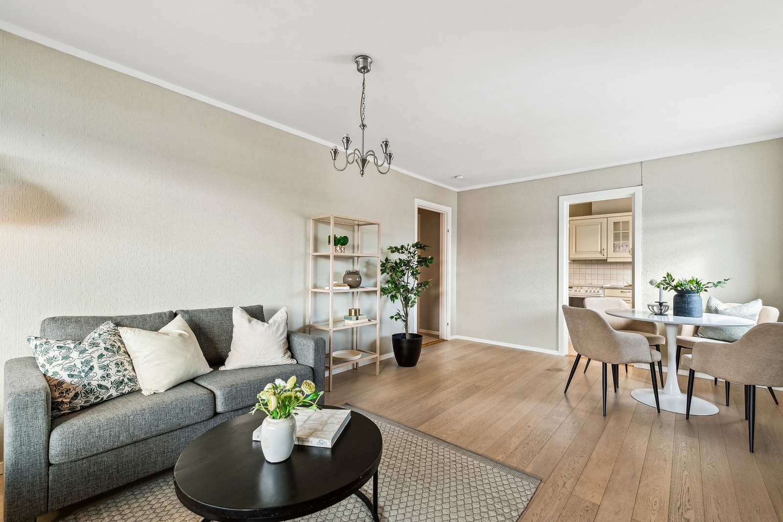 Oppvarming via radiator/fjernvarme som er inkludert i felleskostnader Galleribilde