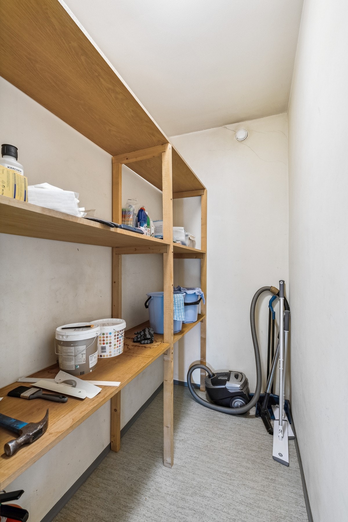 Innvendig bod, samt 1 bod i kjeller og 1 bod på loft Galleribilde