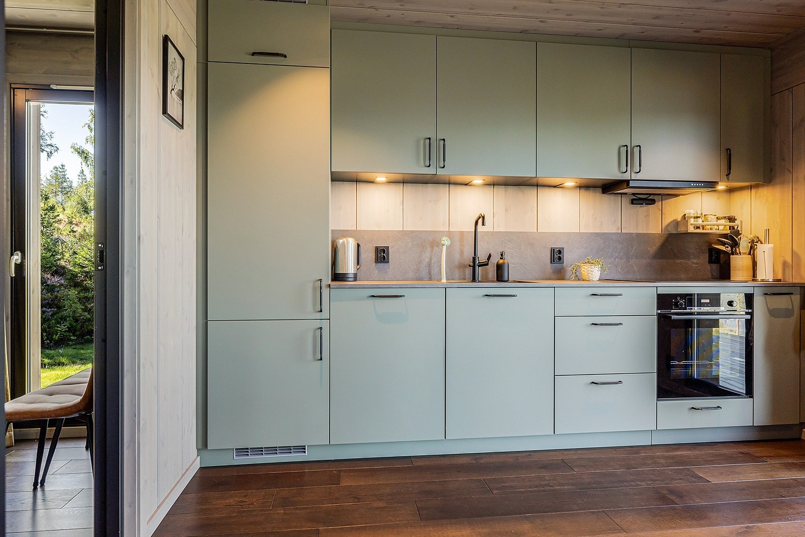 Lekkert og moderne KVIK-kjøkken med hvitevarer fra Bosch. Galleribilde